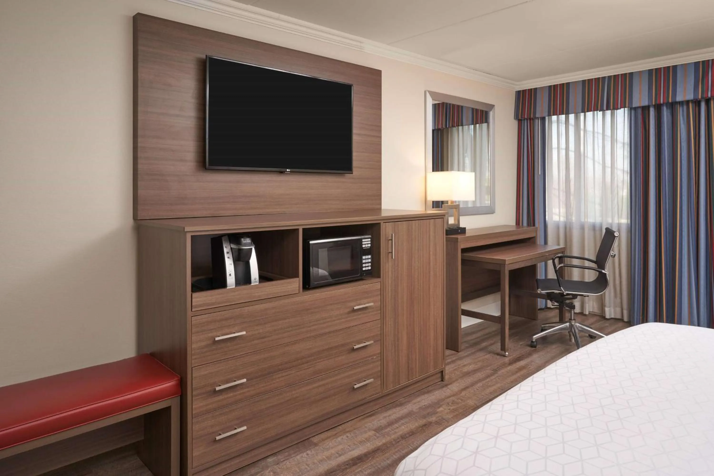 Photo of the whole room, Bed in Holiday Inn - Executive Center-Columbia Mall, an IHG Hotel