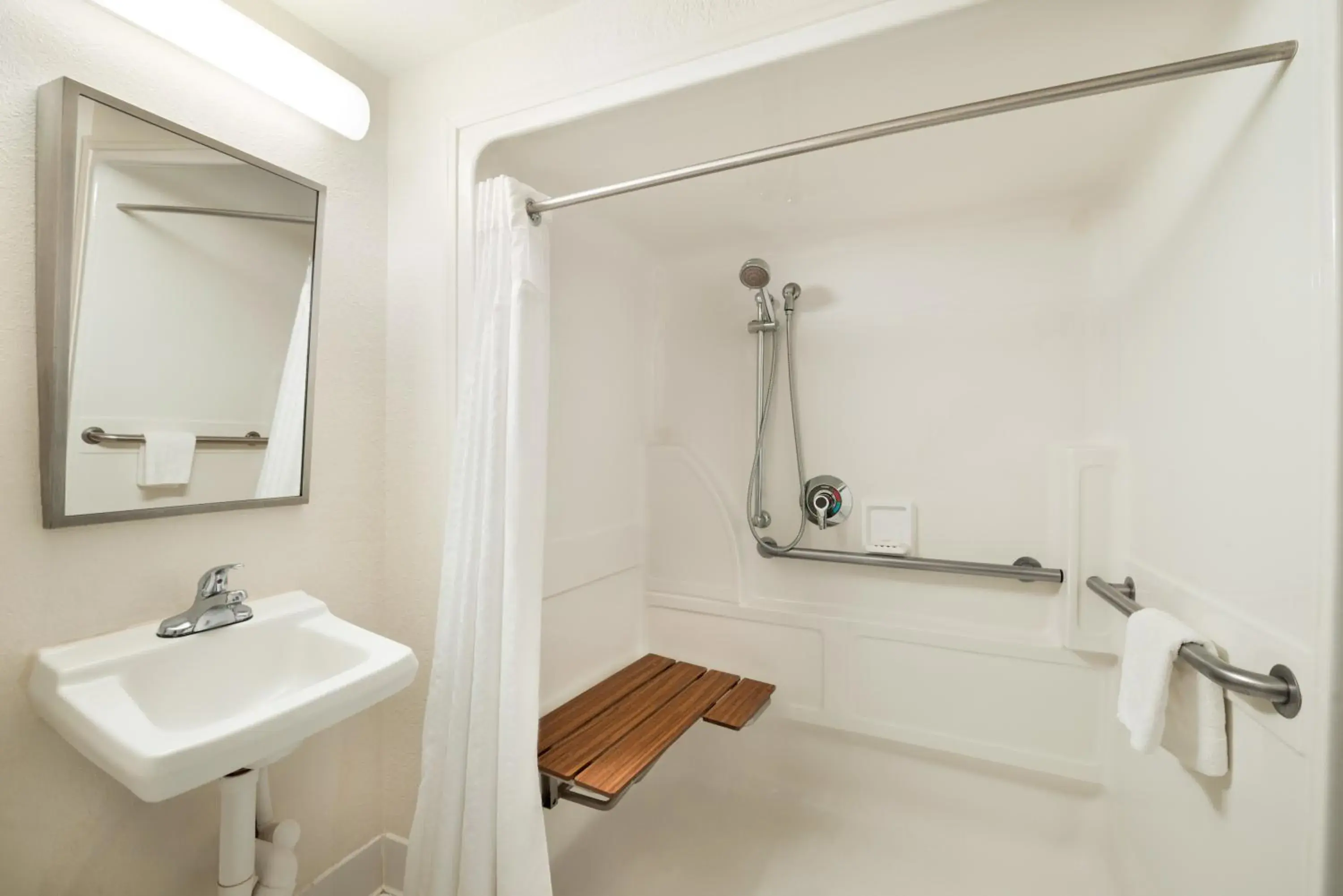 King Room with Bath Tub - Mobility Accessible/Non-Smoking in Wyndham Garden Tallahassee Capitol Near FSU King Room with Bath Tub - Mobility Accessible/Non-Smoking in Wyndham Garden Tallahassee Capitol Near FSU