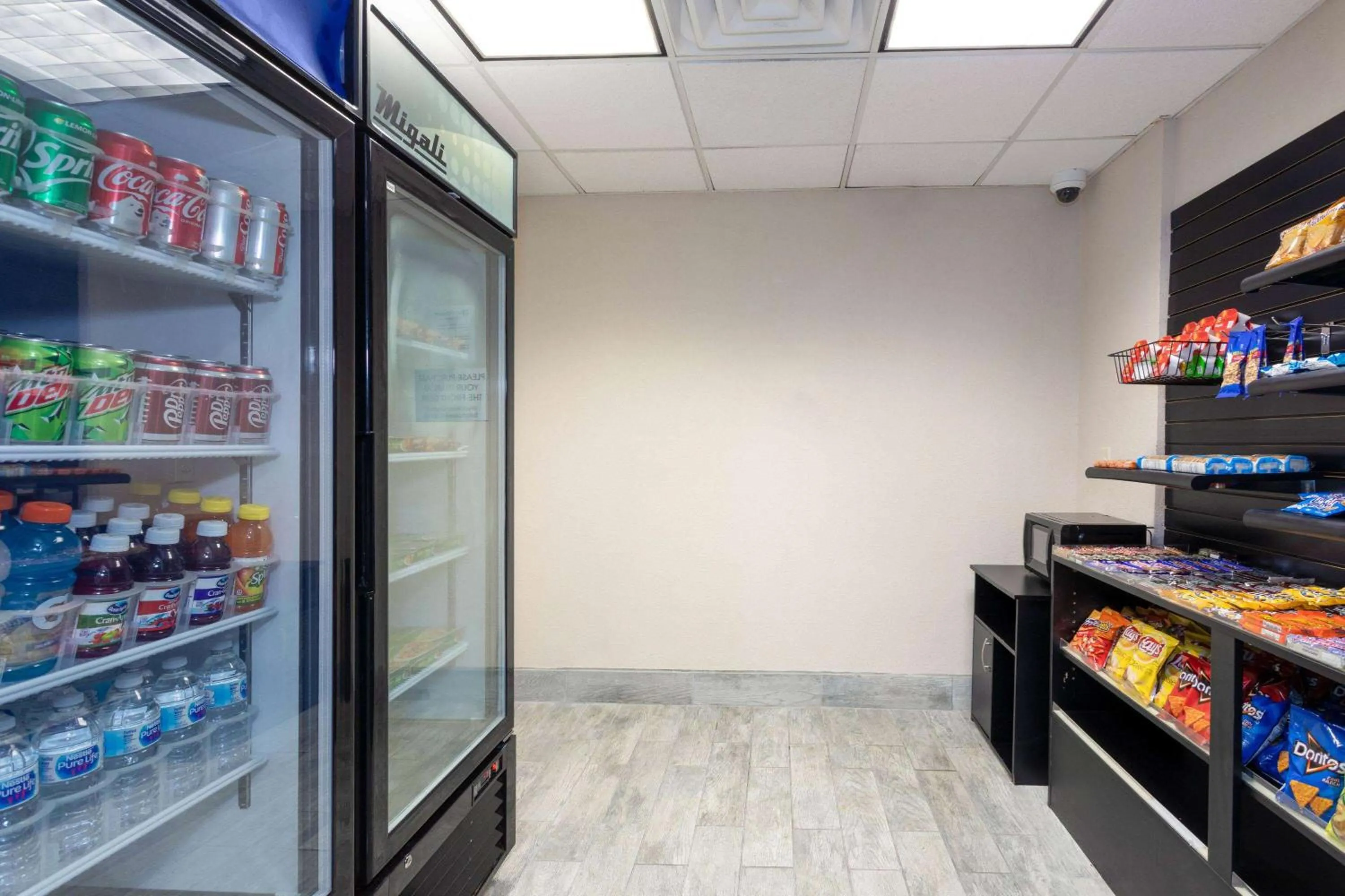 Food and drinks in Wyndham Garden Tallahassee Capitol Near FSU