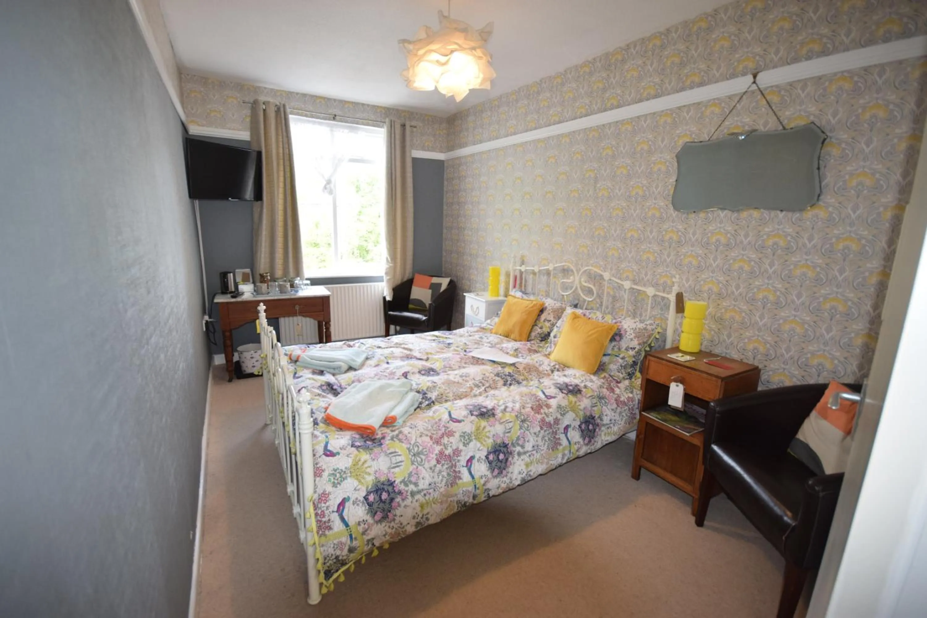 Photo of the whole room in Newberry Beach lodge