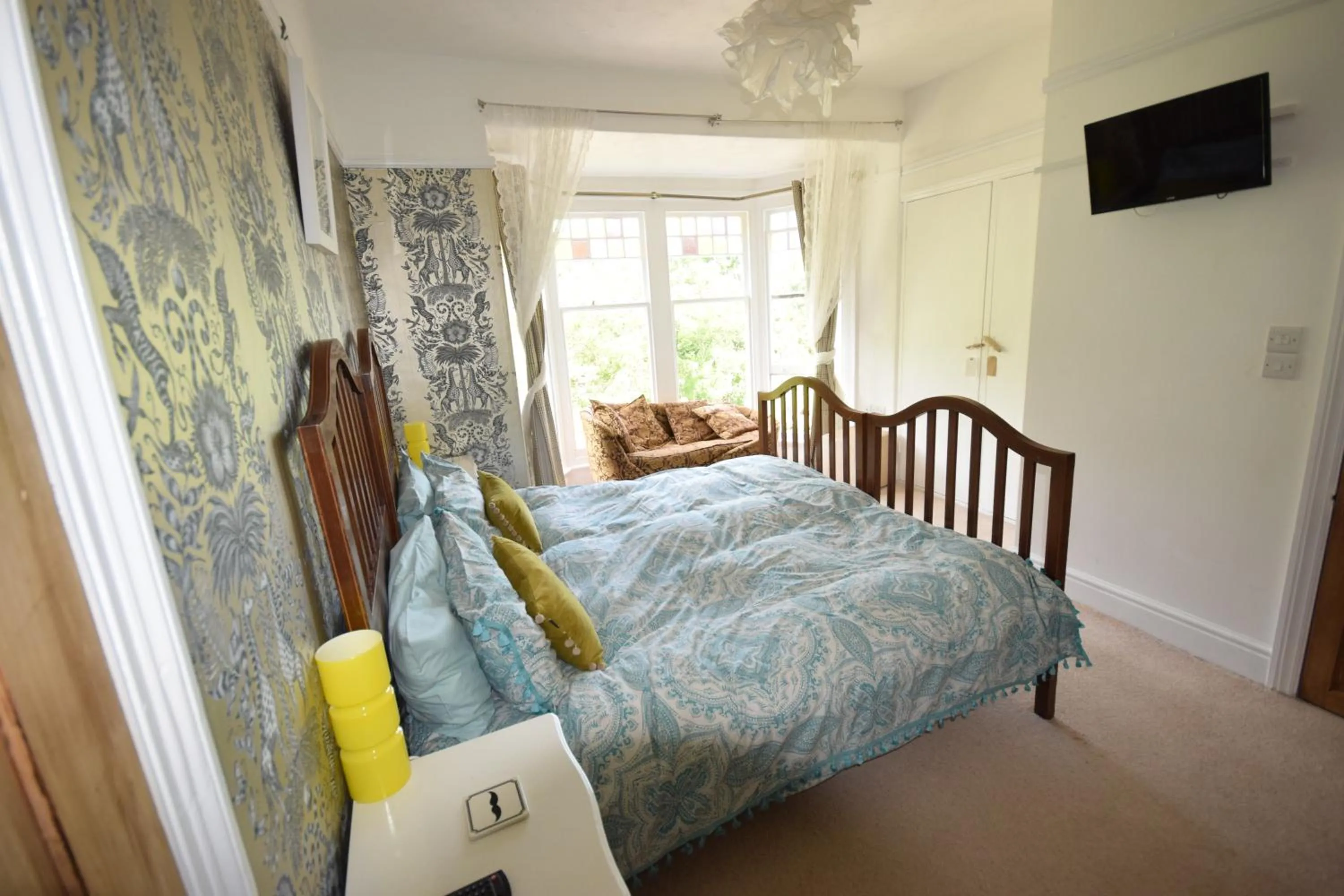 Photo of the whole room in Newberry Beach lodge