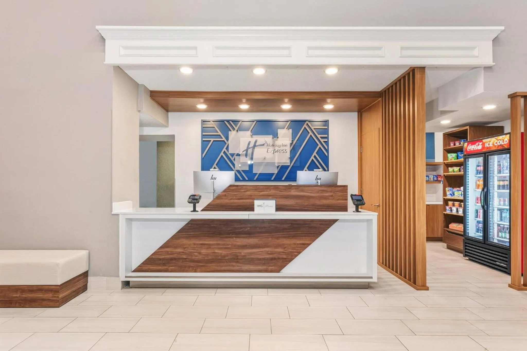 Lobby or reception in Holiday Inn Express Hotel & Suites Bloomington-Normal University Area by IHG