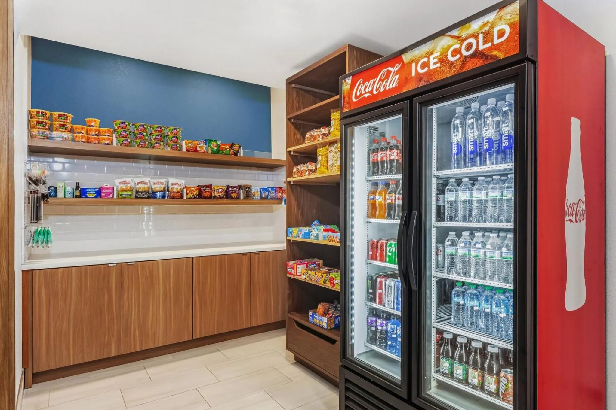 Food and drinks in Holiday Inn Express Hotel & Suites Bloomington-Normal University Area by IHG