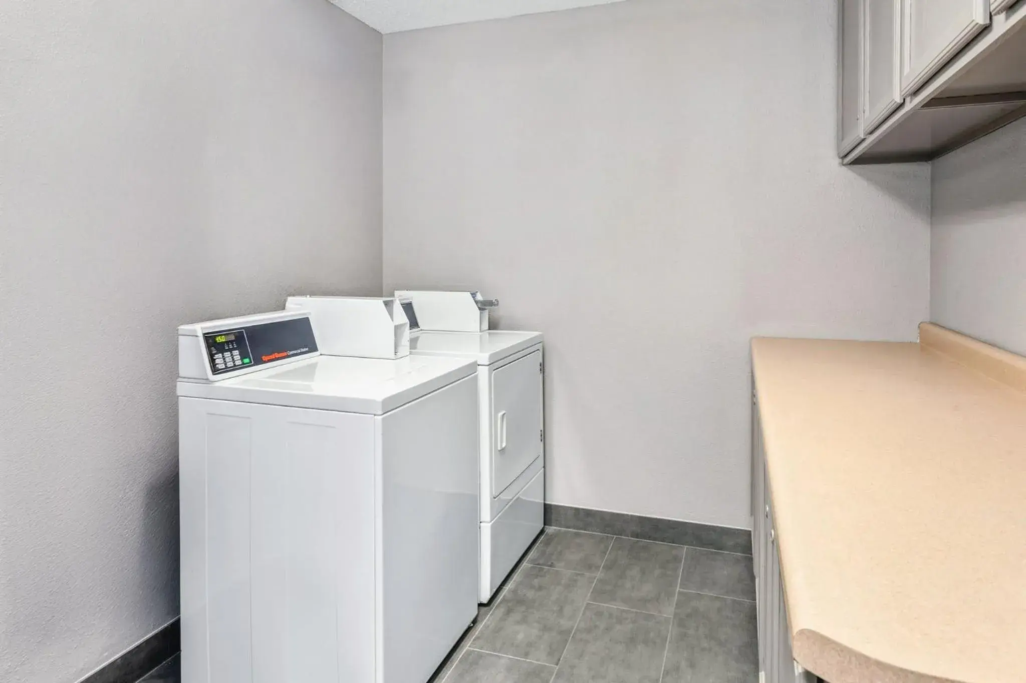 Property building in Holiday Inn Express Hotel & Suites Bloomington-Normal University Area by IHG Property building in Holiday Inn Express Hotel & Suites Bloomington-Normal University Area by IHG