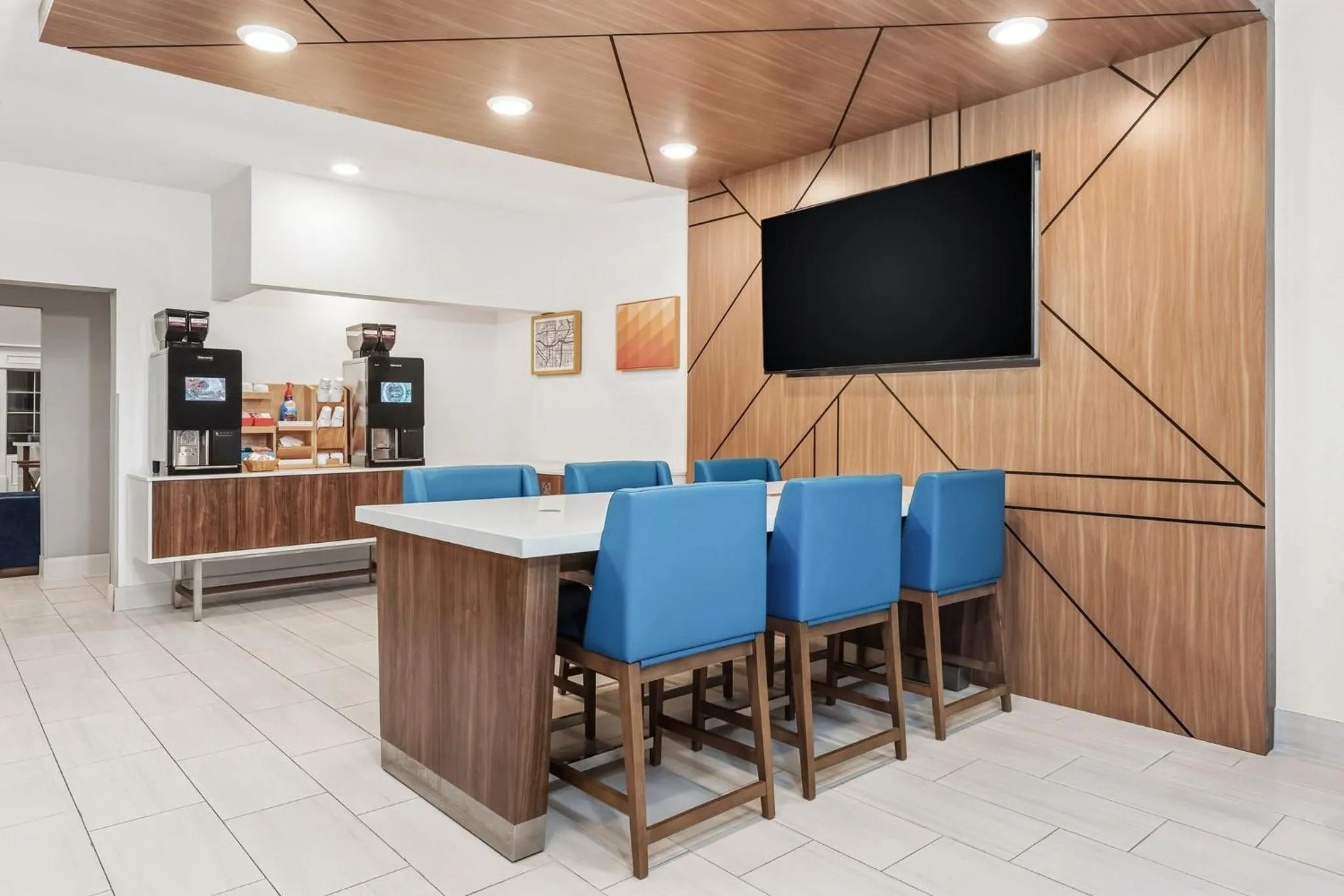 Coffee/tea facilities in Holiday Inn Express Hotel & Suites Bloomington-Normal University Area by IHG