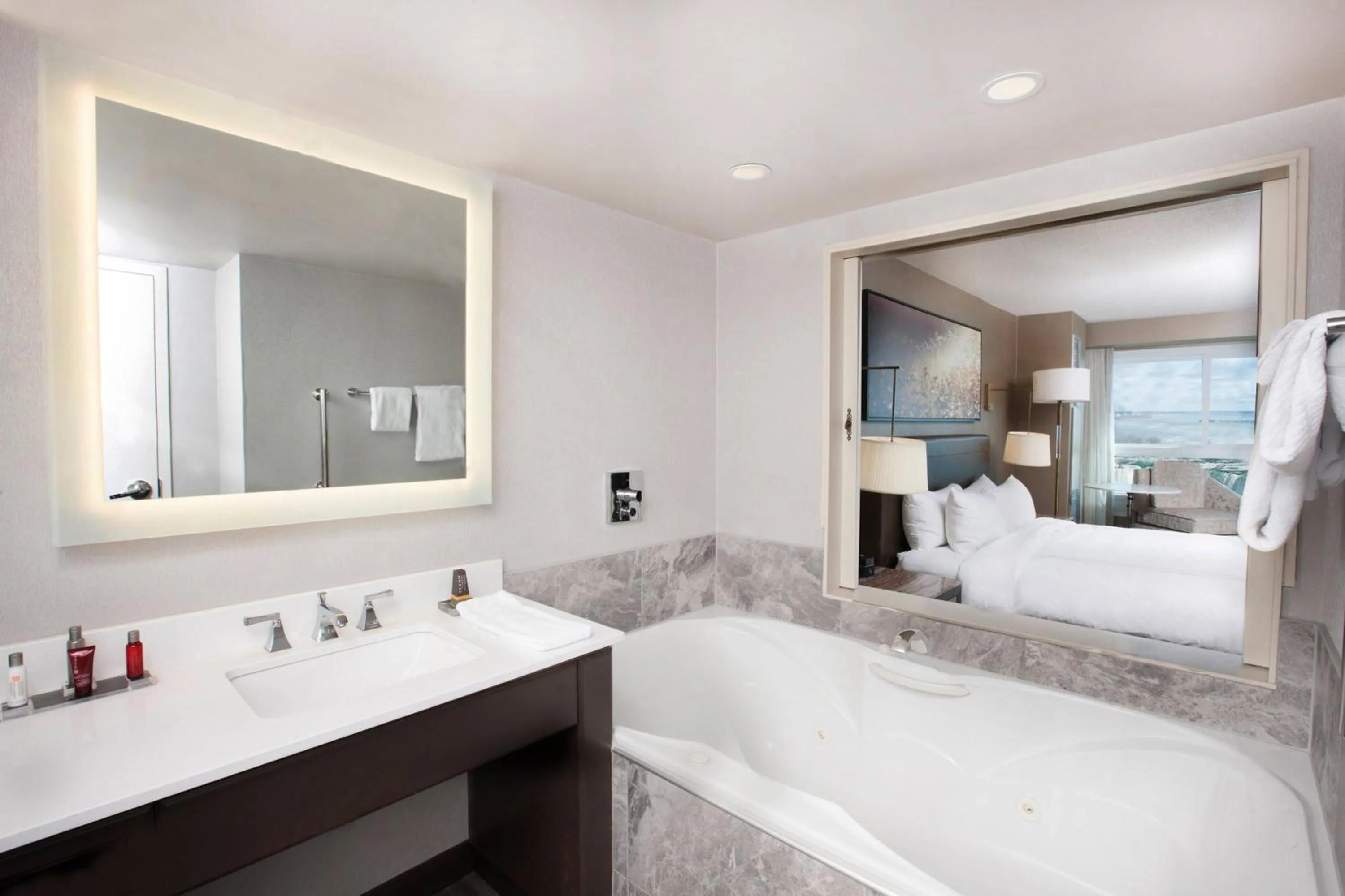 Bathroom, Bed in Niagara Falls Marriott Fallsview Hotel & Spa