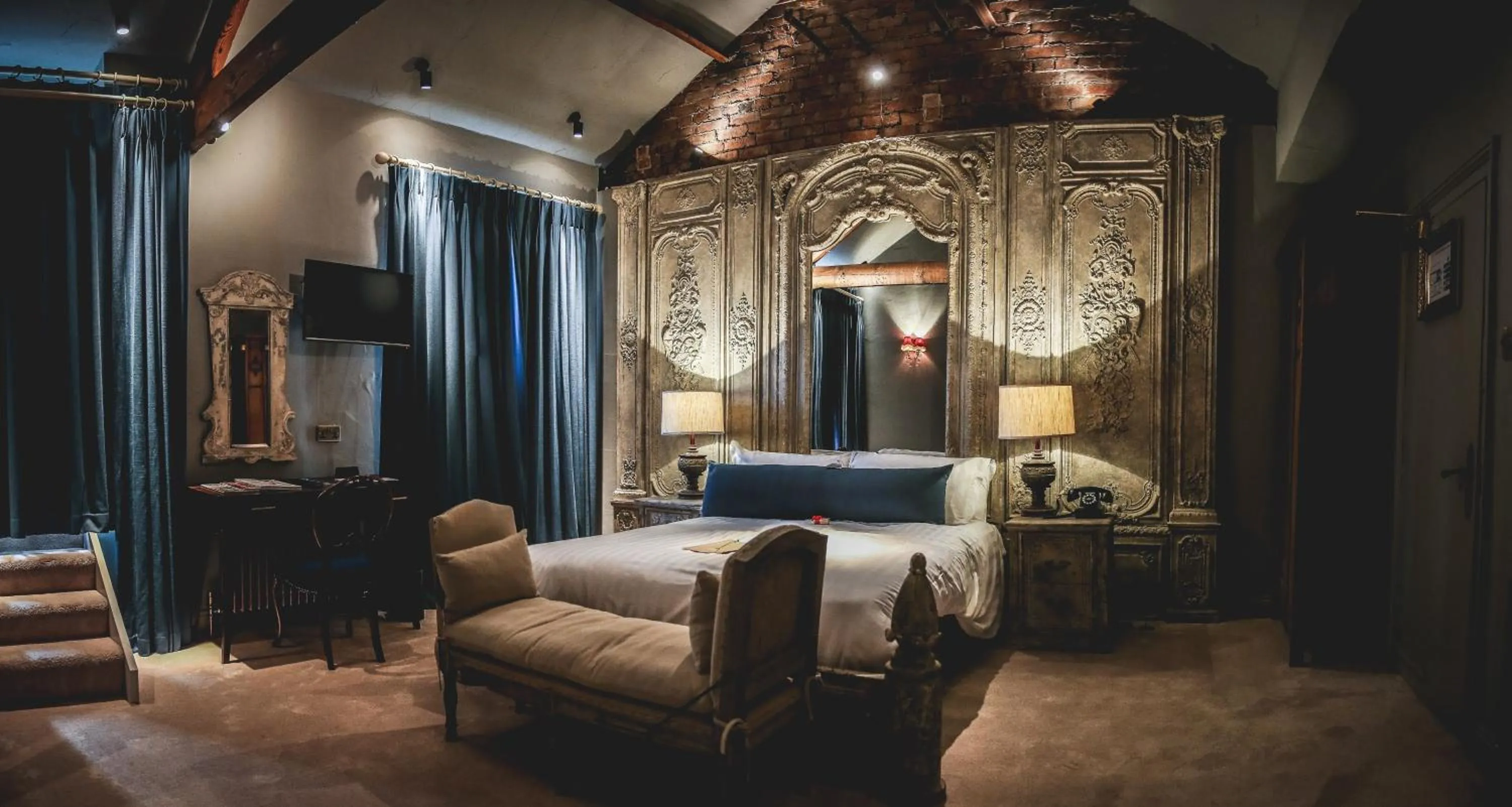 Bed in Le Petit Chateau & William de Percy