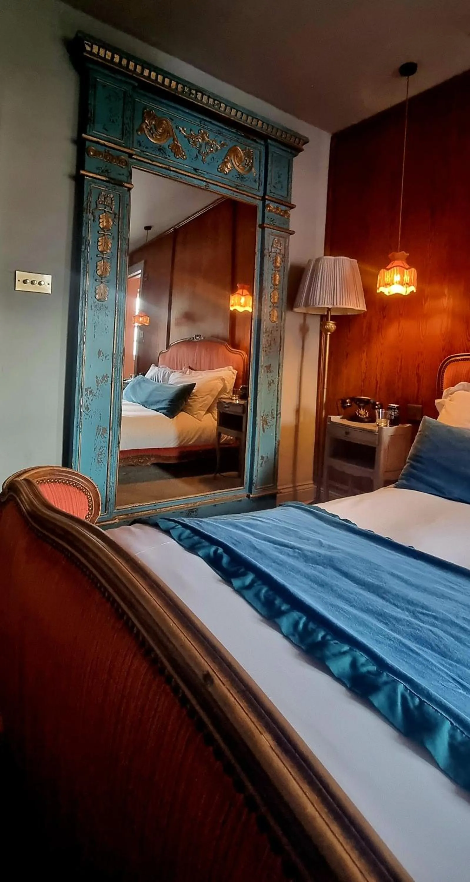 Bed in Le Petit Chateau & William de Percy