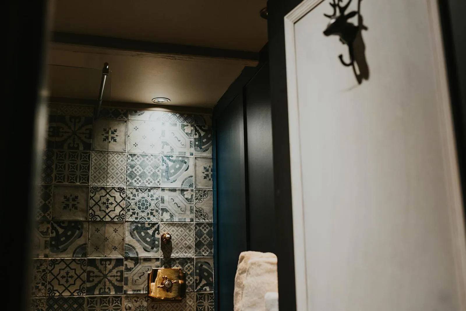 Shower in Le Petit Chateau & William de Percy