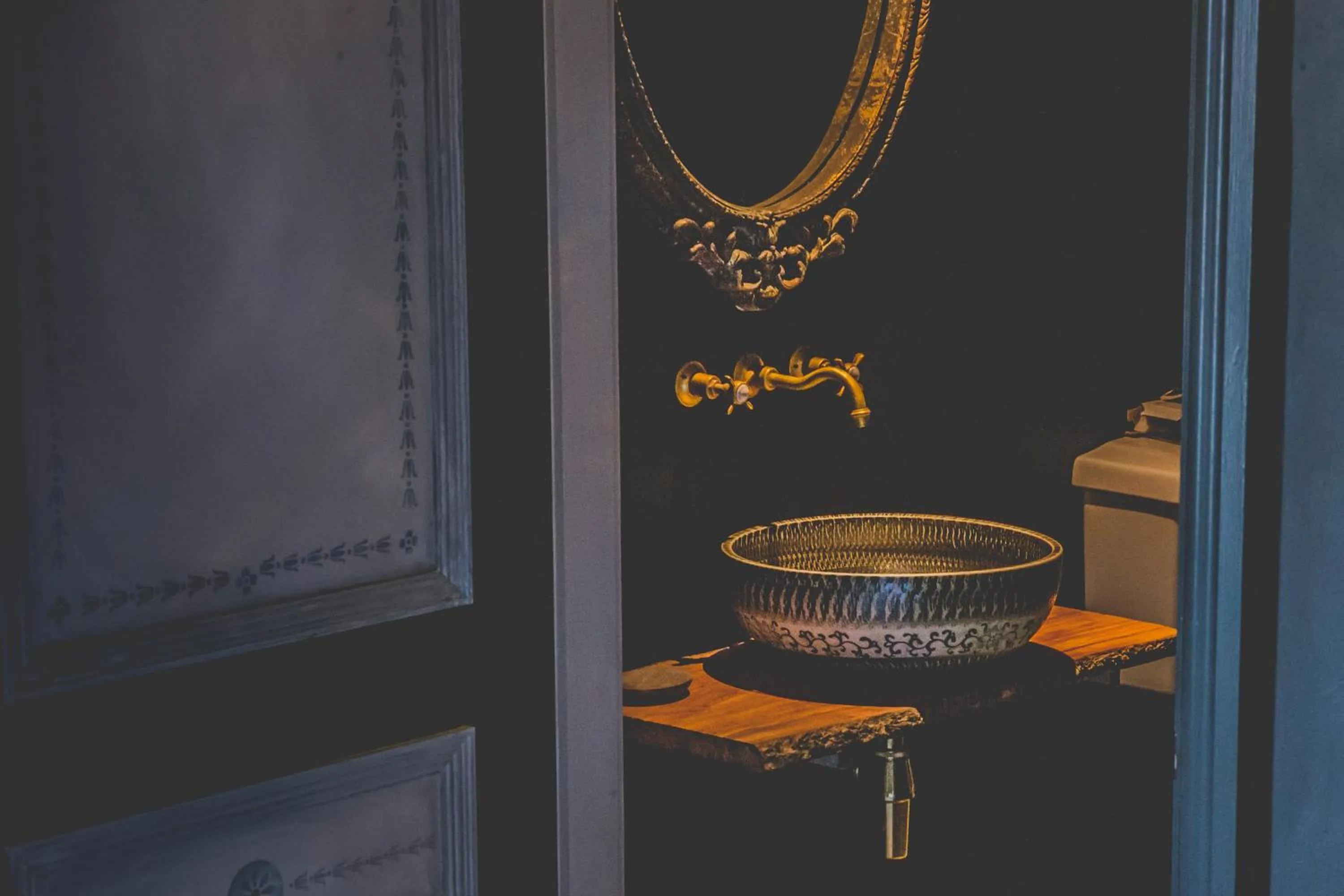 Bathroom in Le Petit Chateau & William de Percy