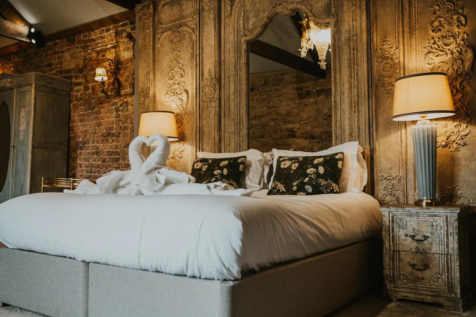 Bed in Le Petit Chateau & William de Percy