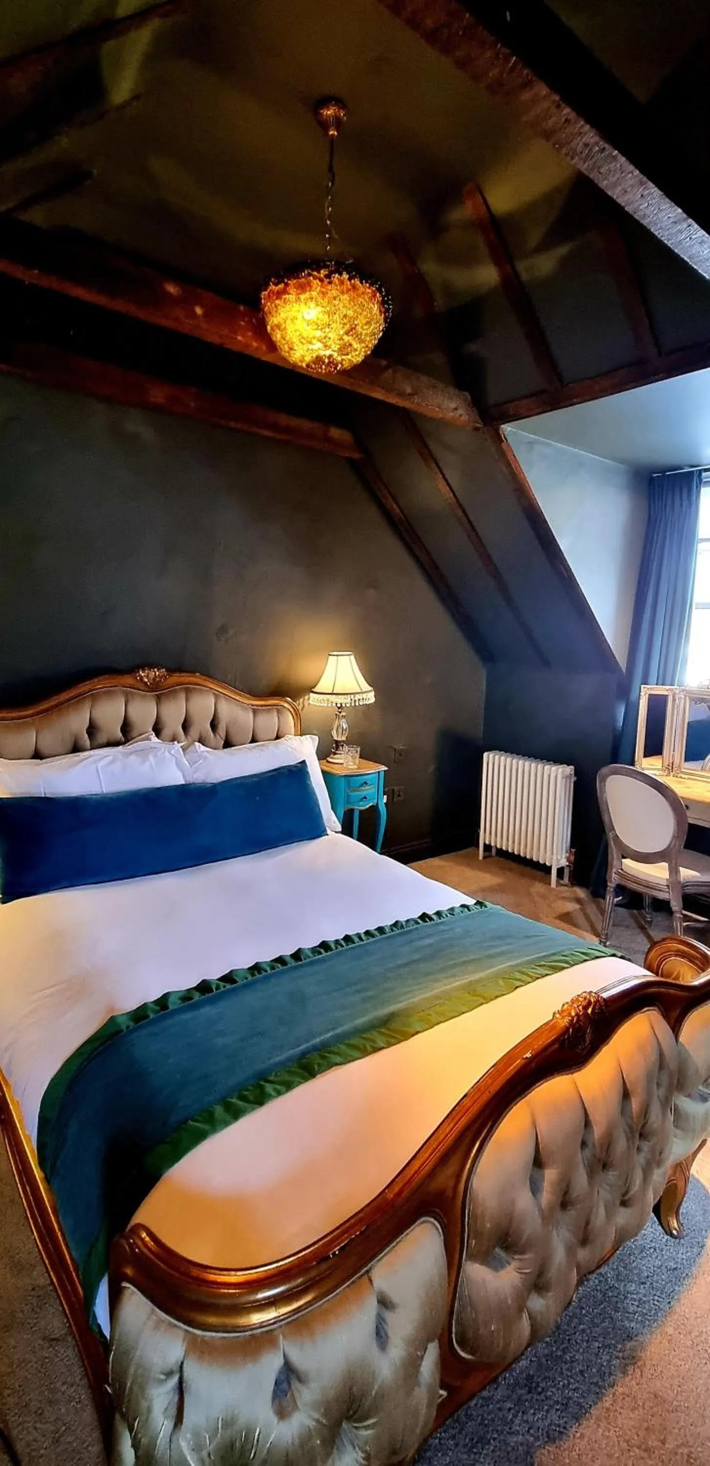 Bed in Le Petit Chateau & William de Percy