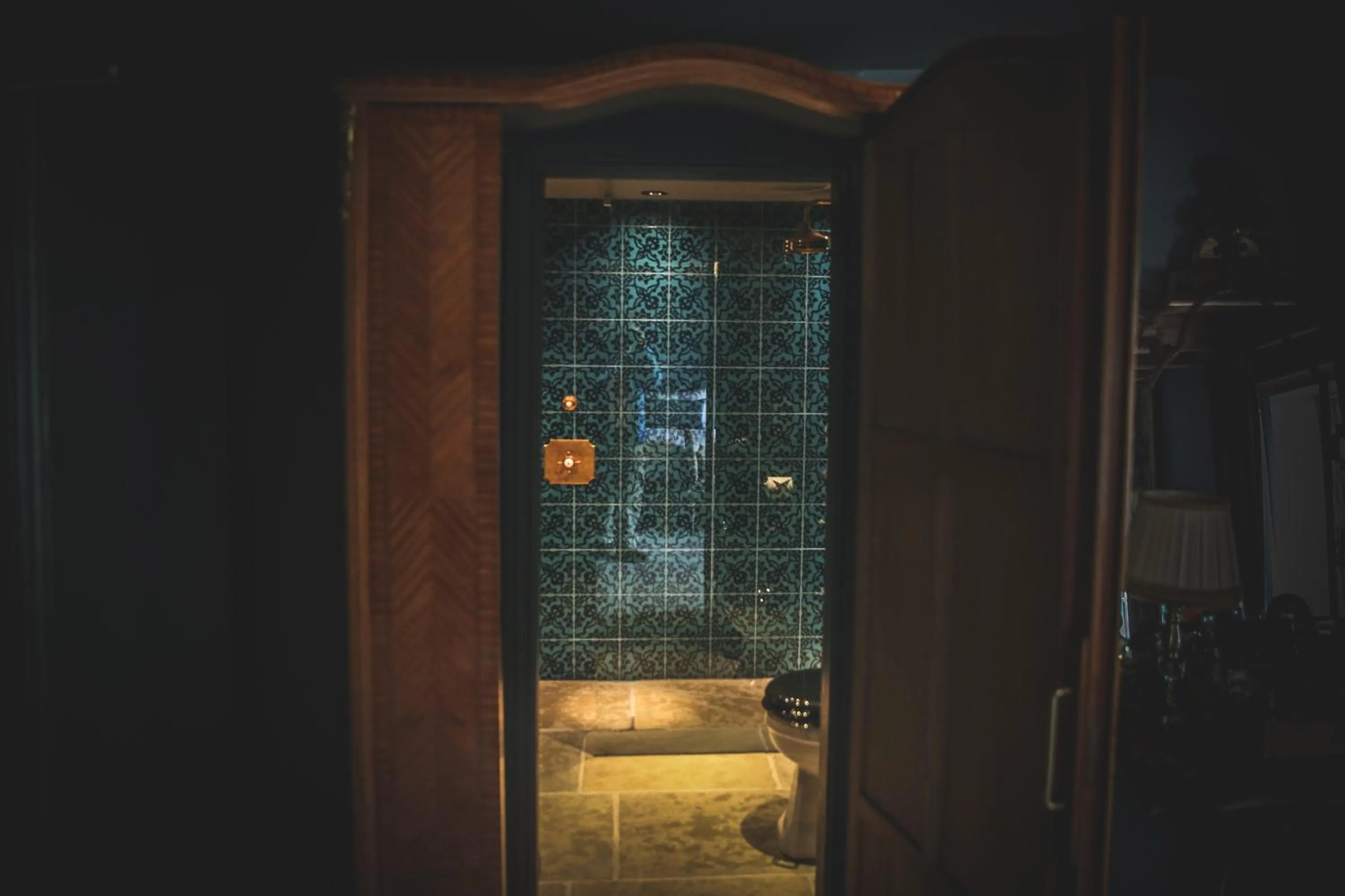 Shower in Le Petit Chateau & William de Percy