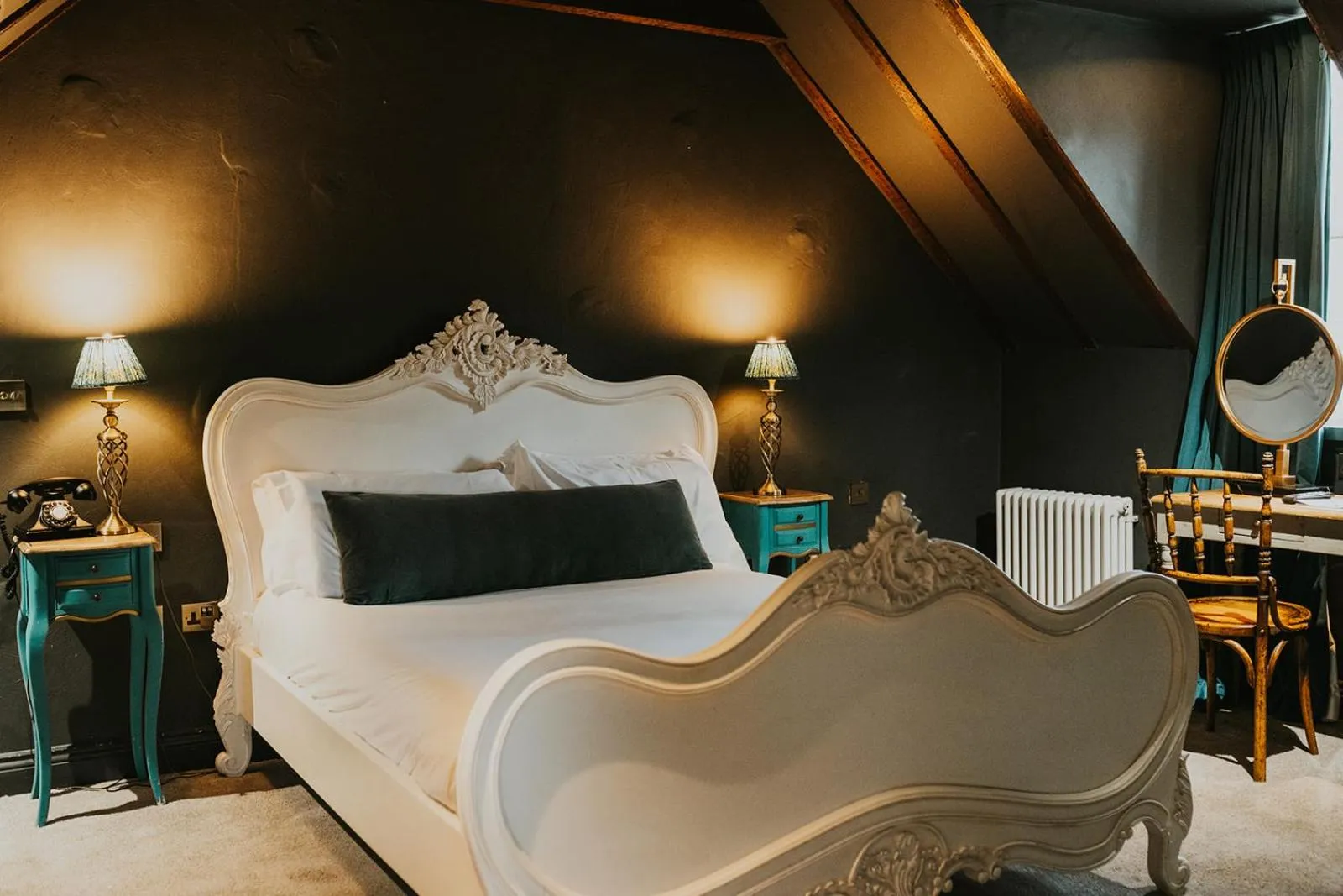 Bed in Le Petit Chateau & William de Percy