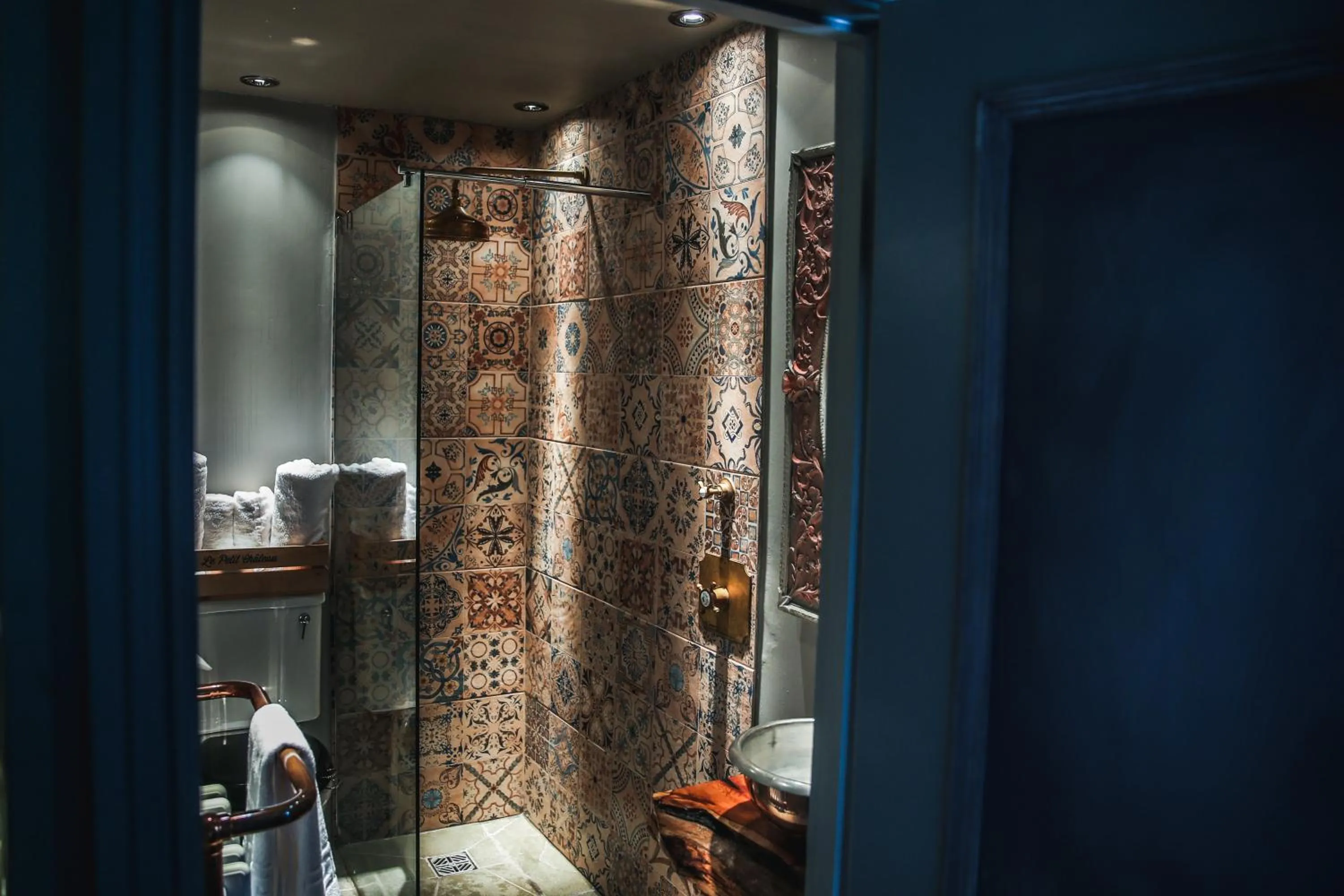 Shower in Le Petit Chateau & William de Percy