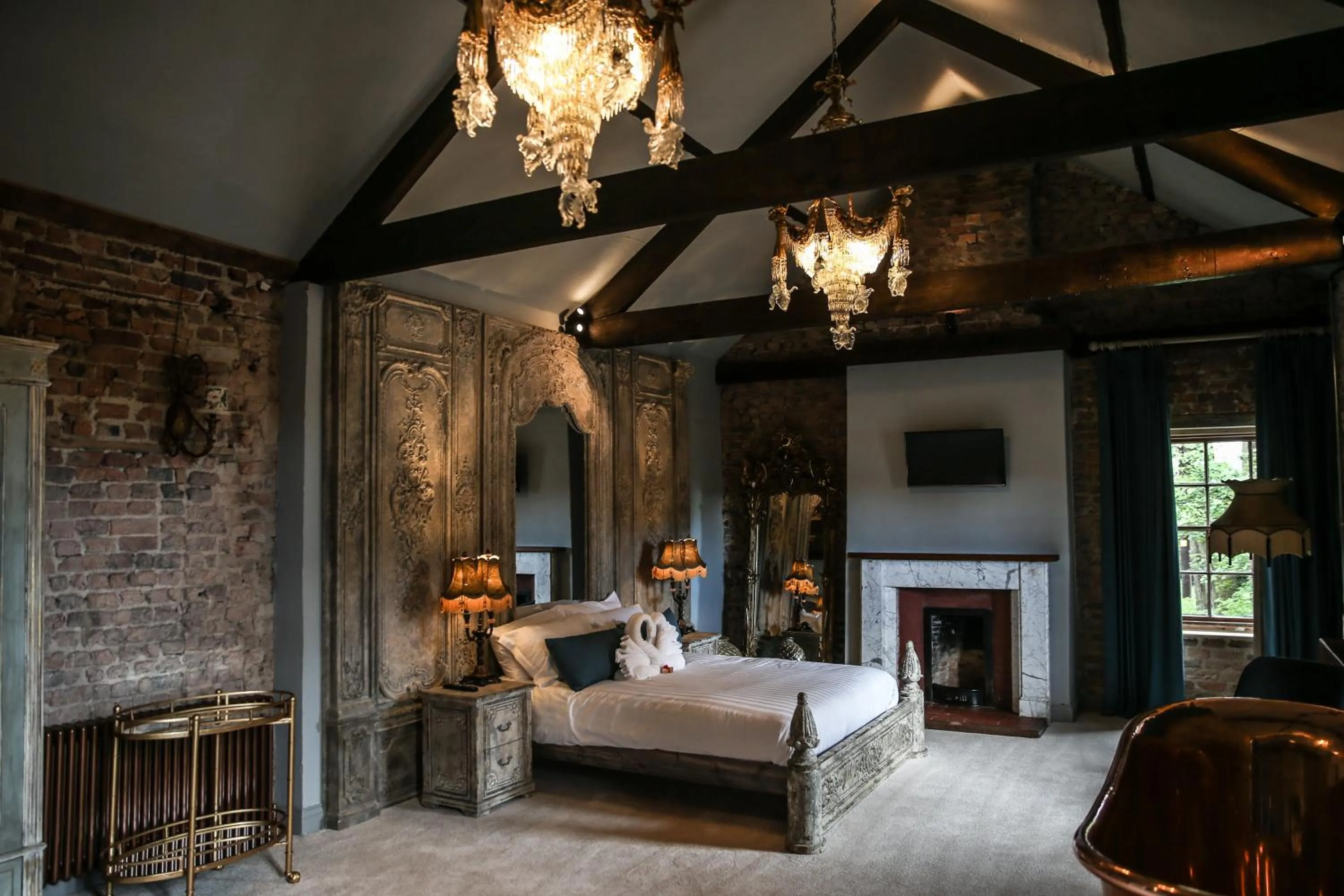 Photo of the whole room, Bed in Le Petit Chateau & William de Percy