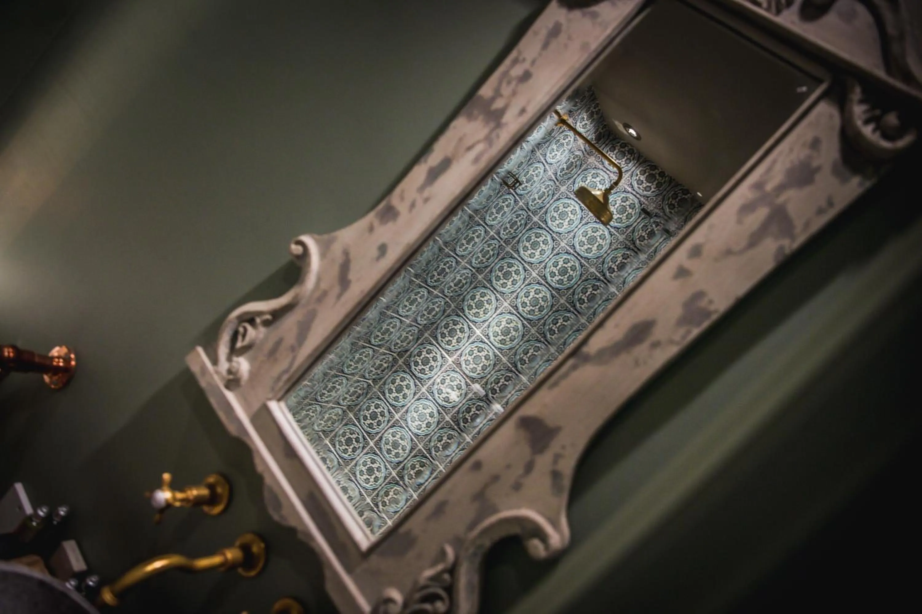 Bathroom in Le Petit Chateau & William de Percy