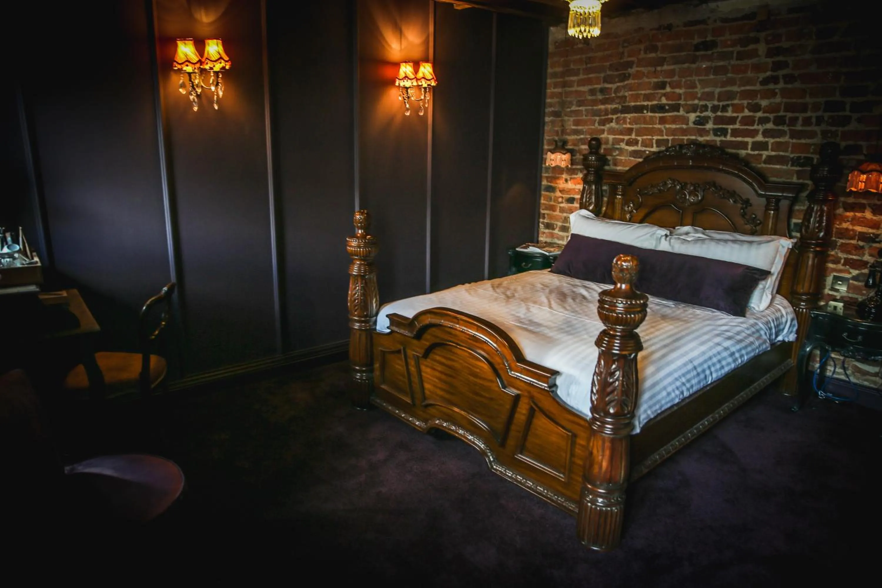 Bed in Le Petit Chateau & William de Percy