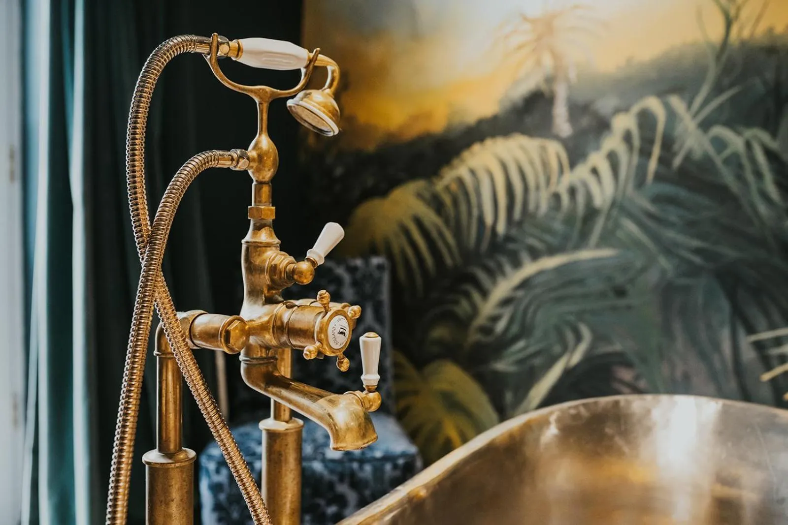 Bath in Le Petit Chateau & William de Percy