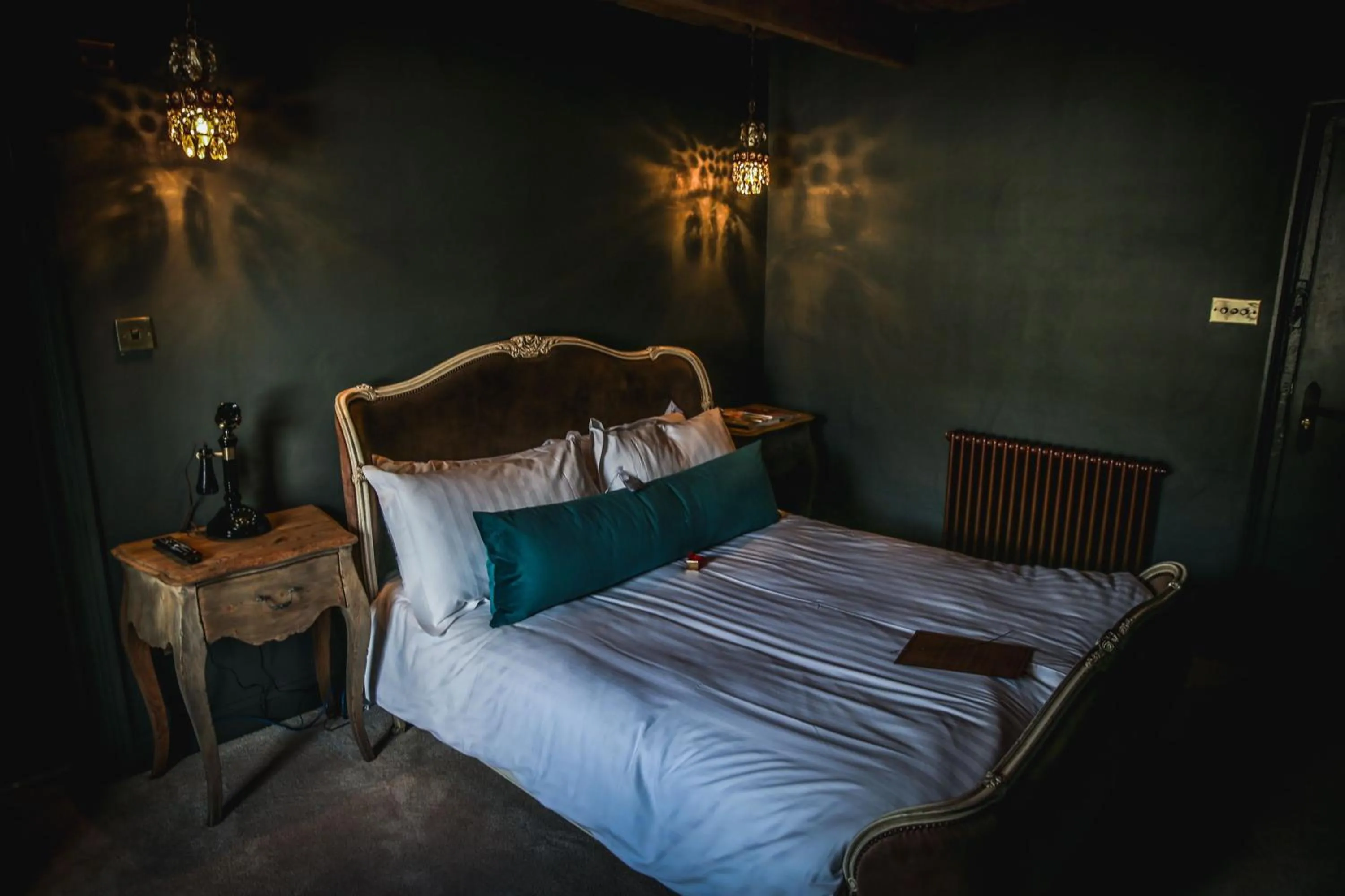 Bed in Le Petit Chateau & William de Percy