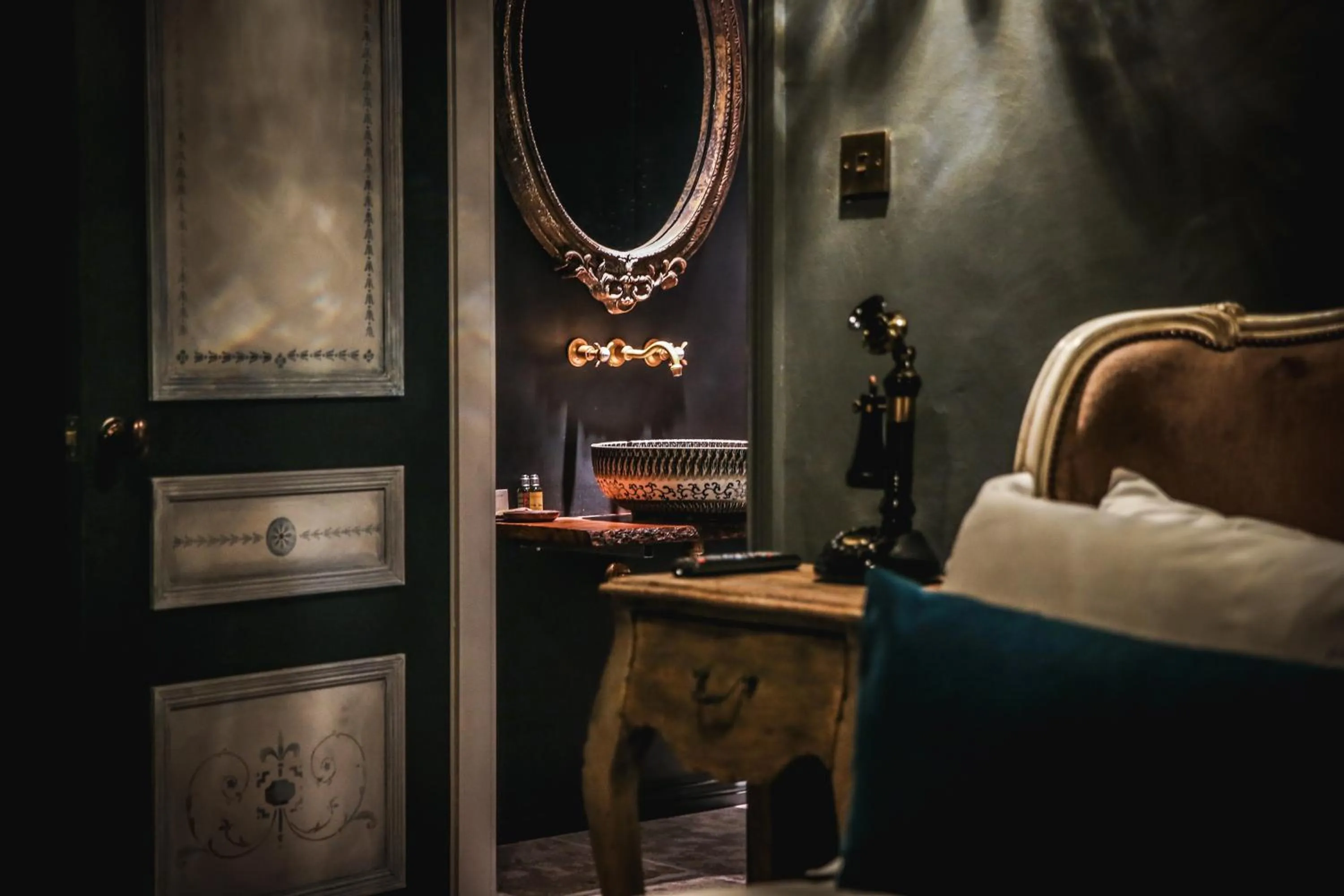 Bed in Le Petit Chateau & William de Percy