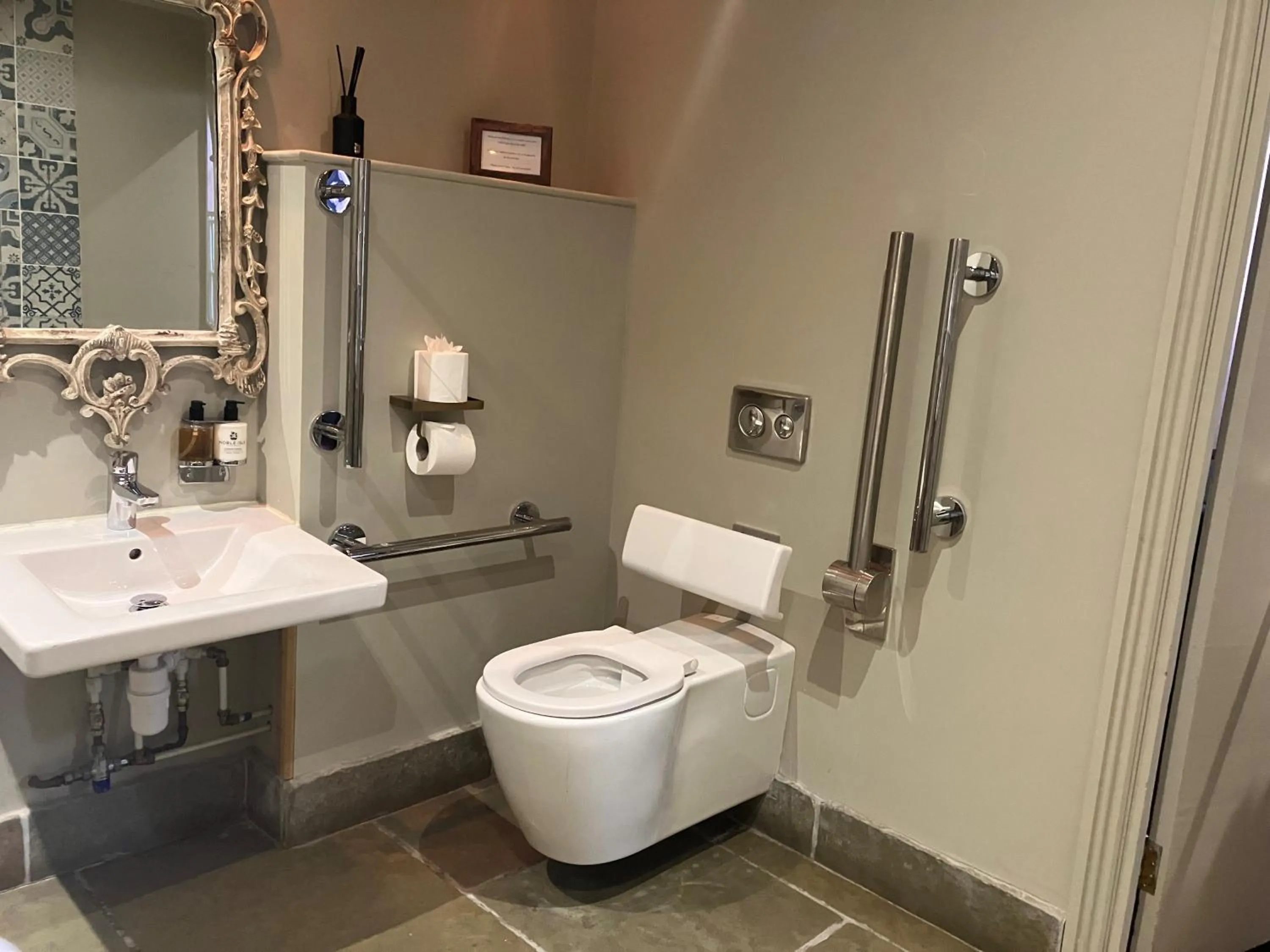 Toilet in Le Petit Chateau & William de Percy