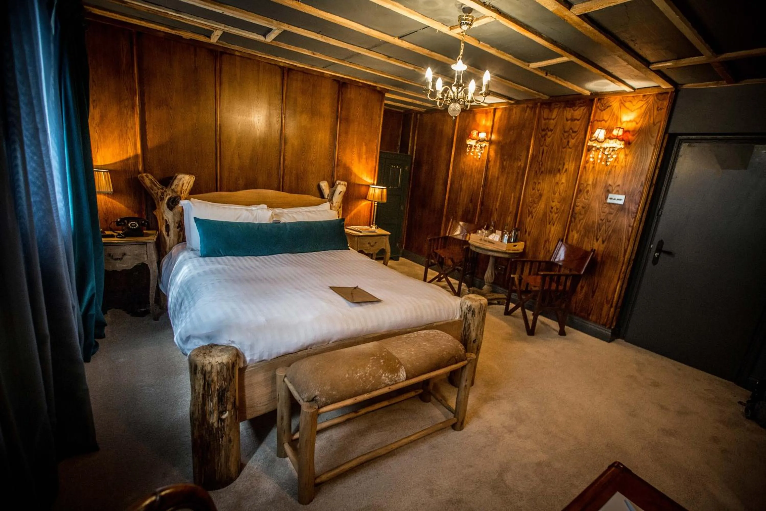 Bed in Le Petit Chateau & William de Percy