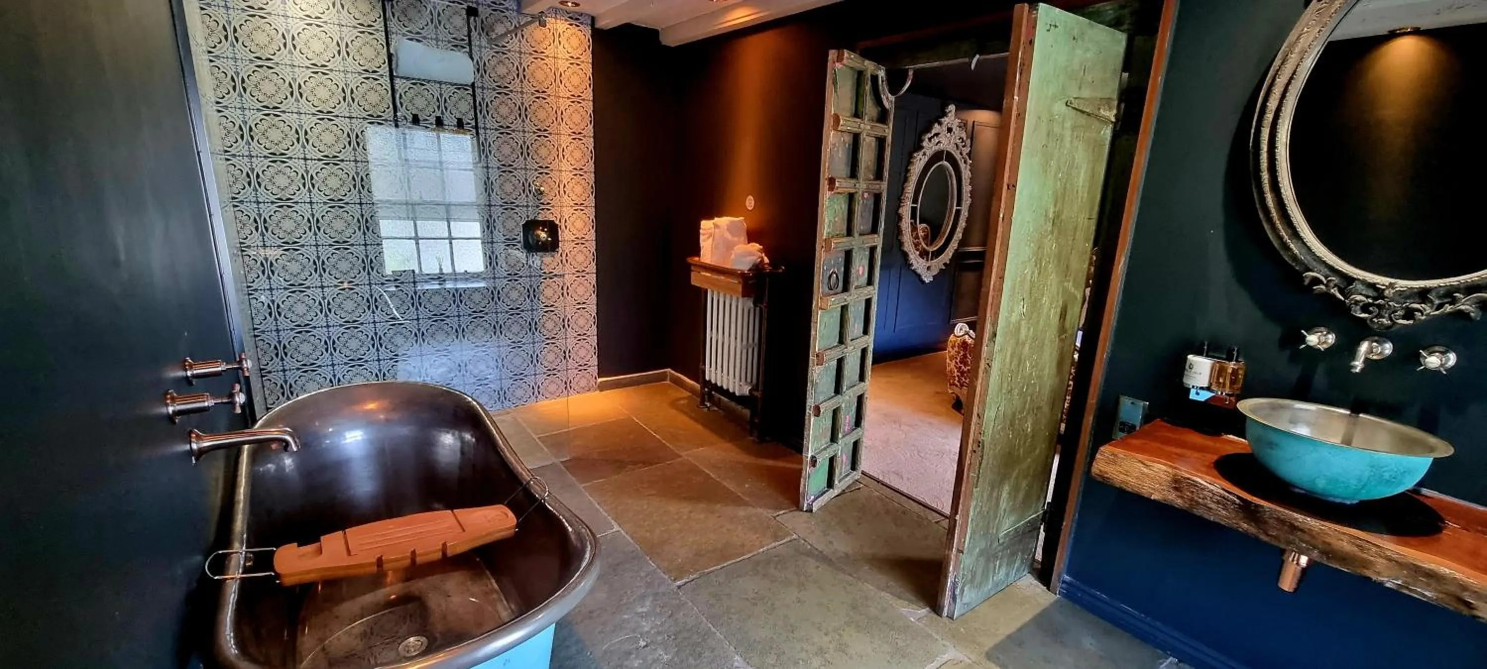 Shower in Le Petit Chateau & William de Percy