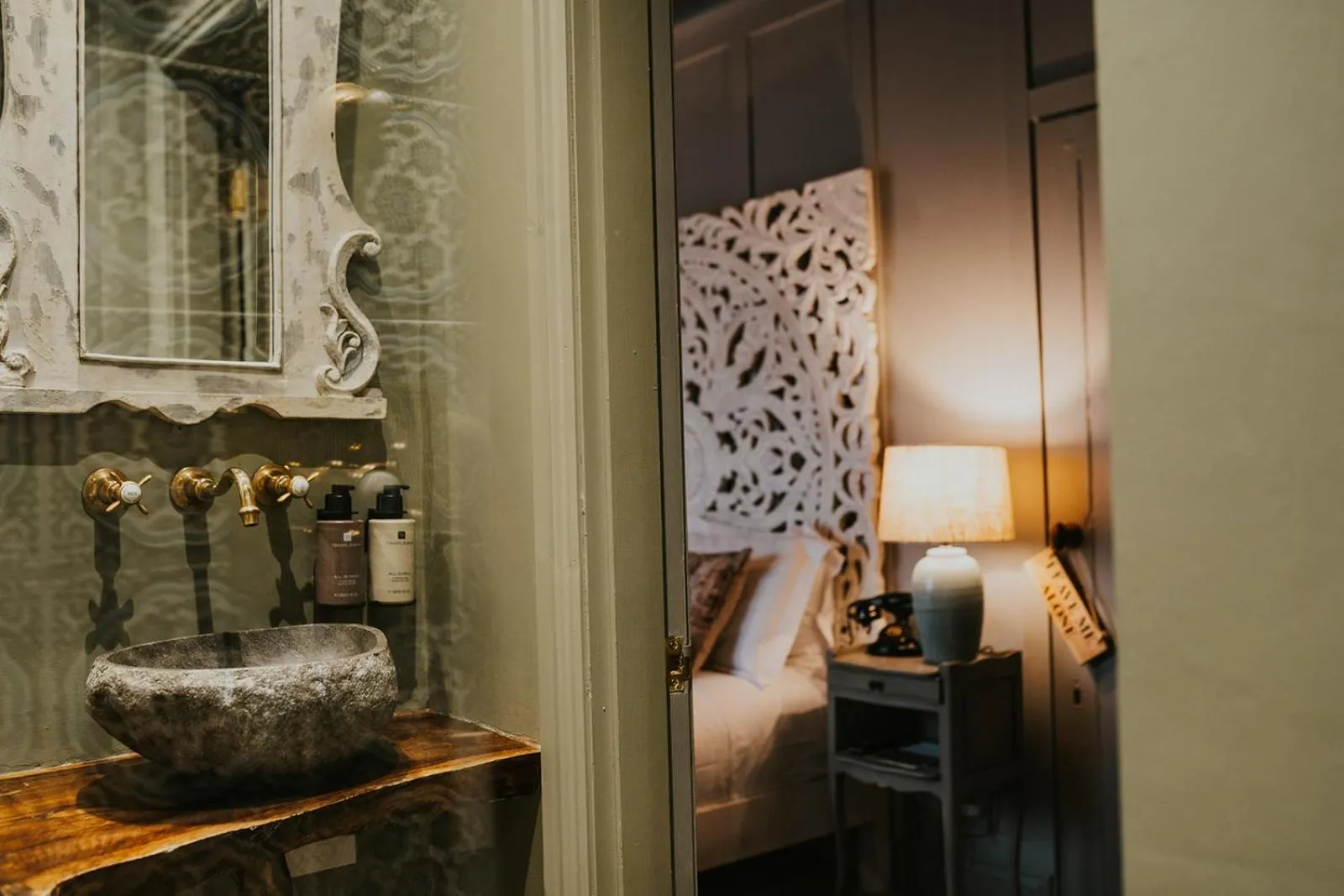 Bathroom in Le Petit Chateau & William de Percy