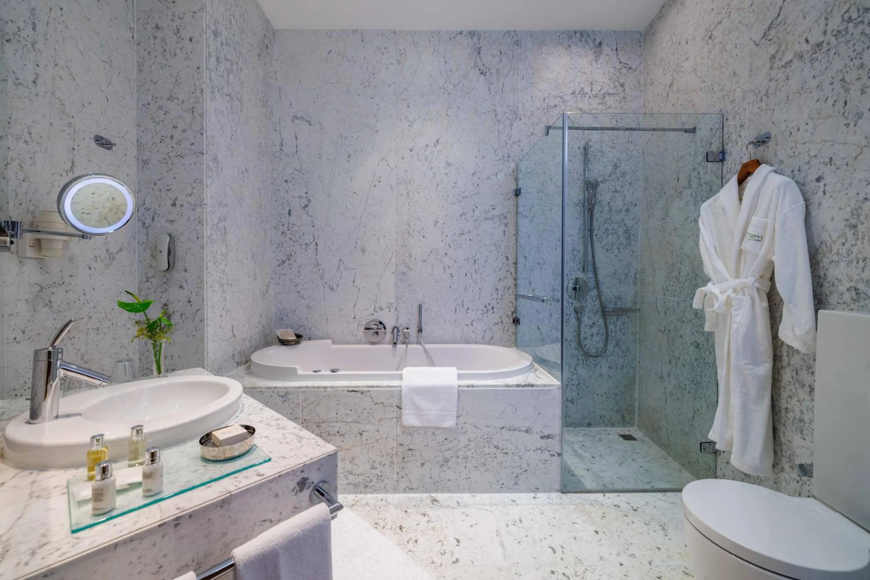 Hot Tub in Tomtom Suites