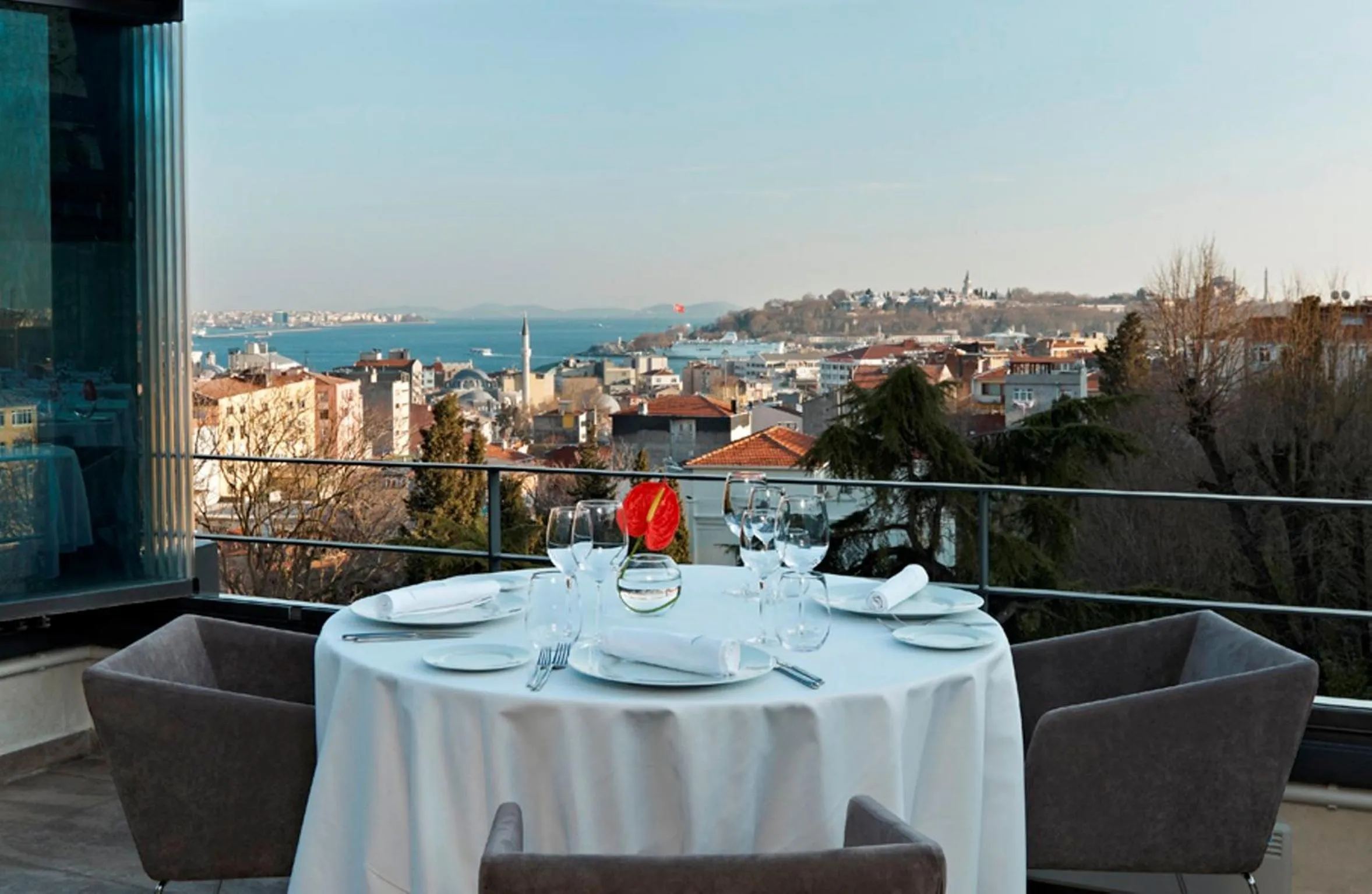 Restaurant/places to eat in Tomtom Suites