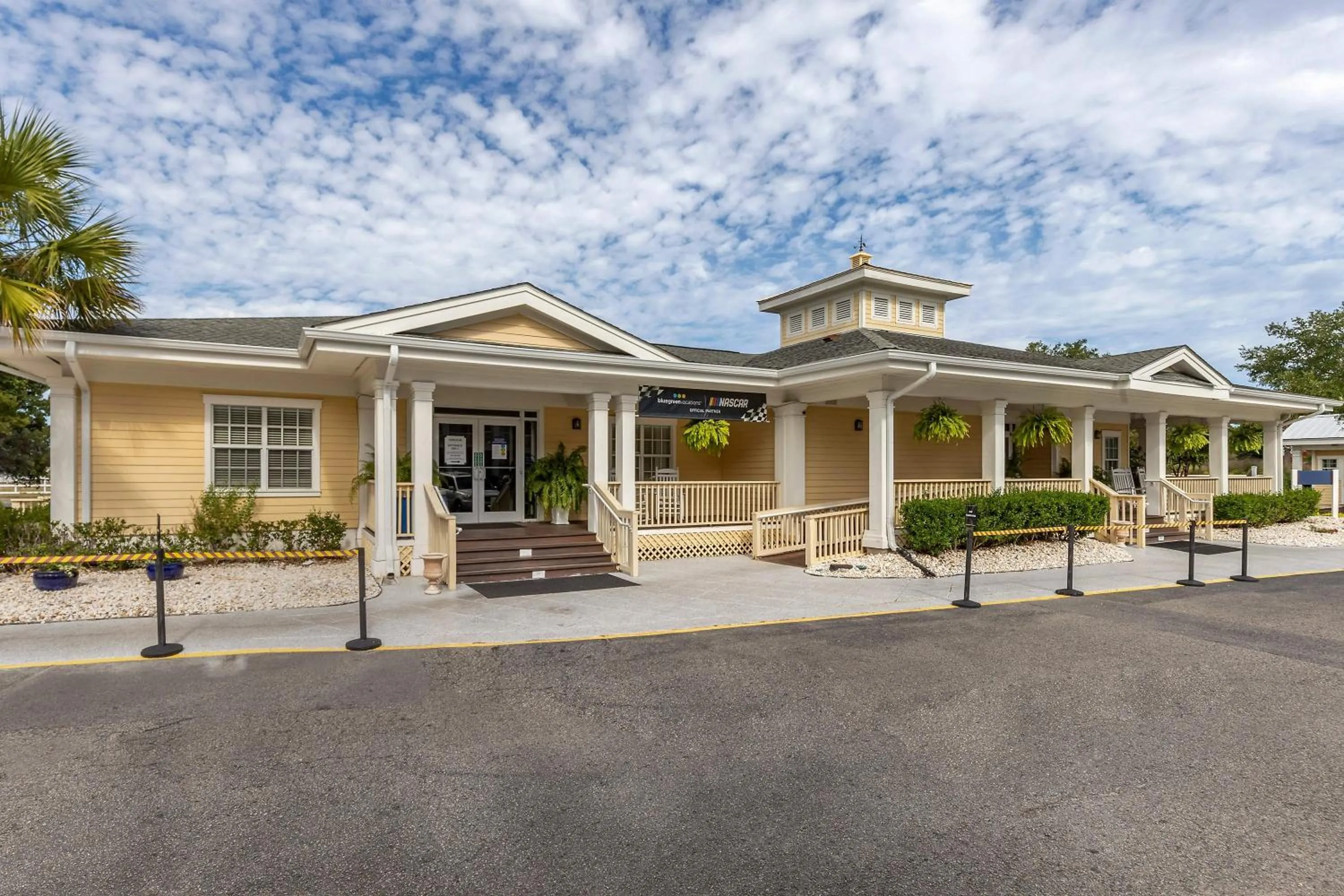 Facade/entrance in Bluegreen Vacations Harbour Lights, an Ascend Collection Resort
