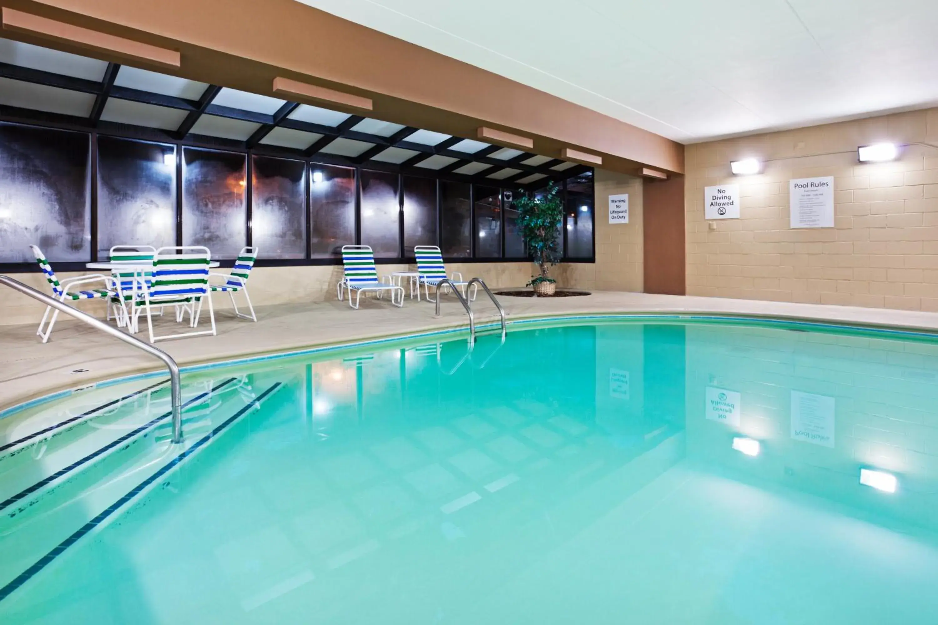 Swimming pool in Holiday Inn Express & Suites Alcoa Knoxville Airport by IHG Swimming pool in Holiday Inn Express & Suites Alcoa Knoxville Airport by IHG