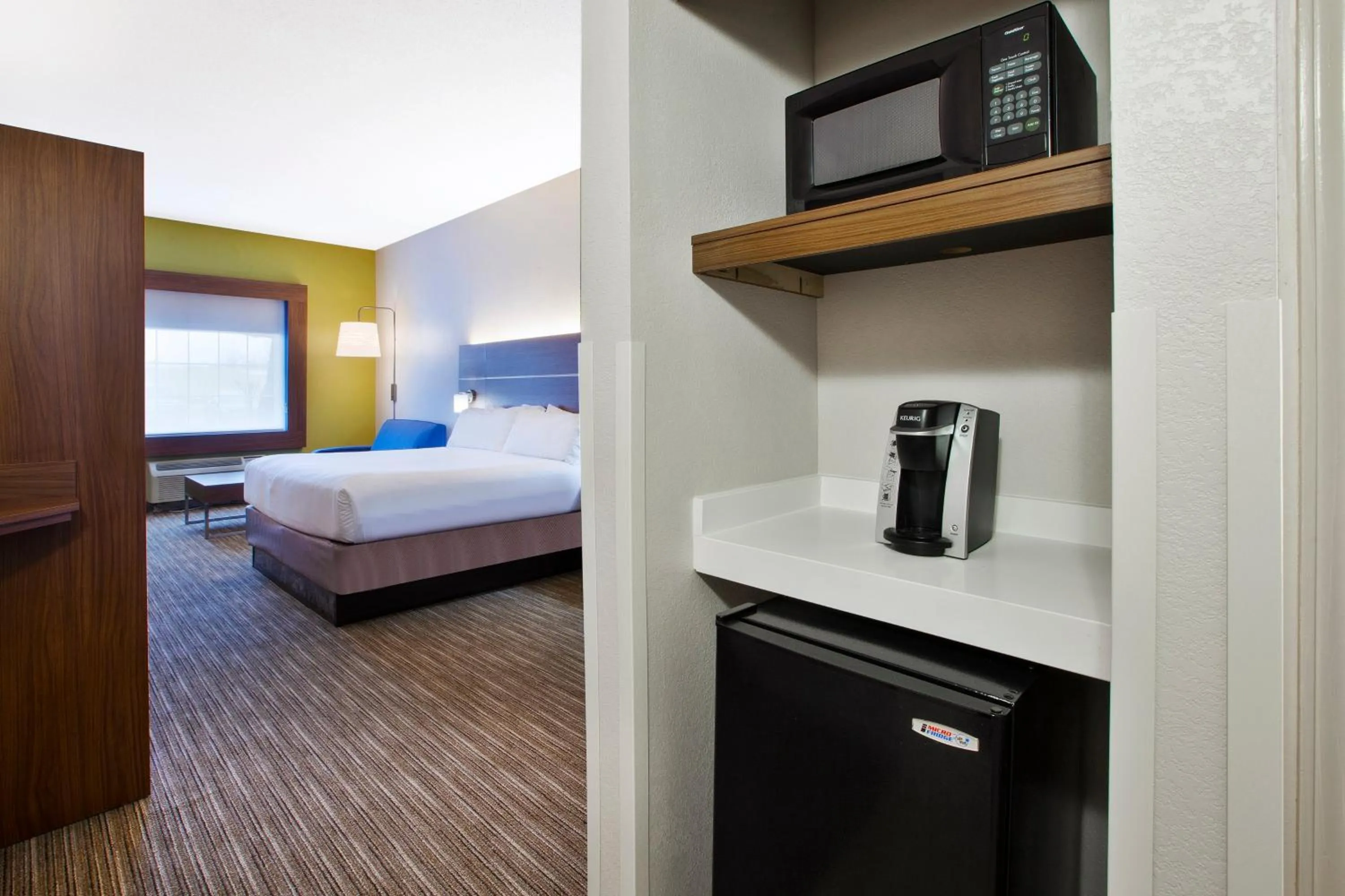Photo of the whole room, Bed in Holiday Inn Express Hotel & Suites Alcoa Knoxville Airport by IHG