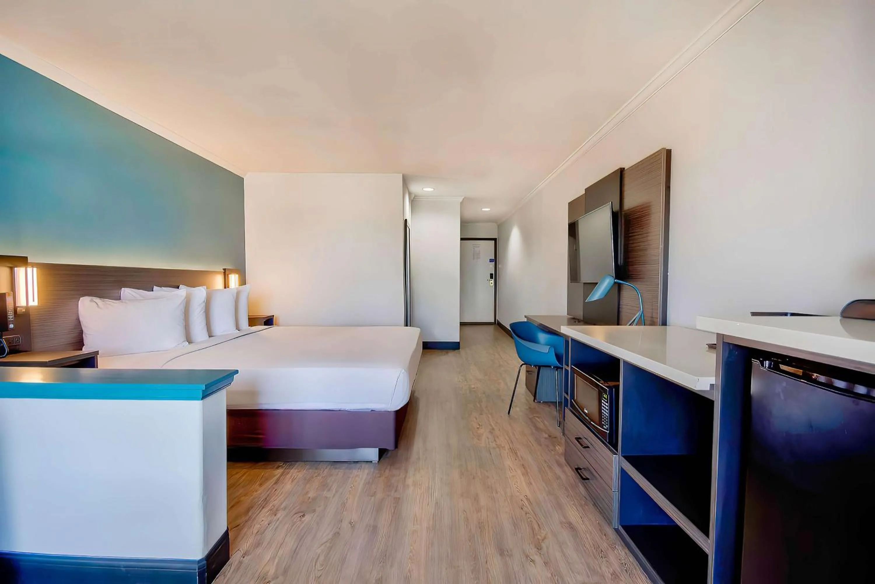 Photo of the whole room, Bed in Studio 6 Suites Lawndale, CA South Bay