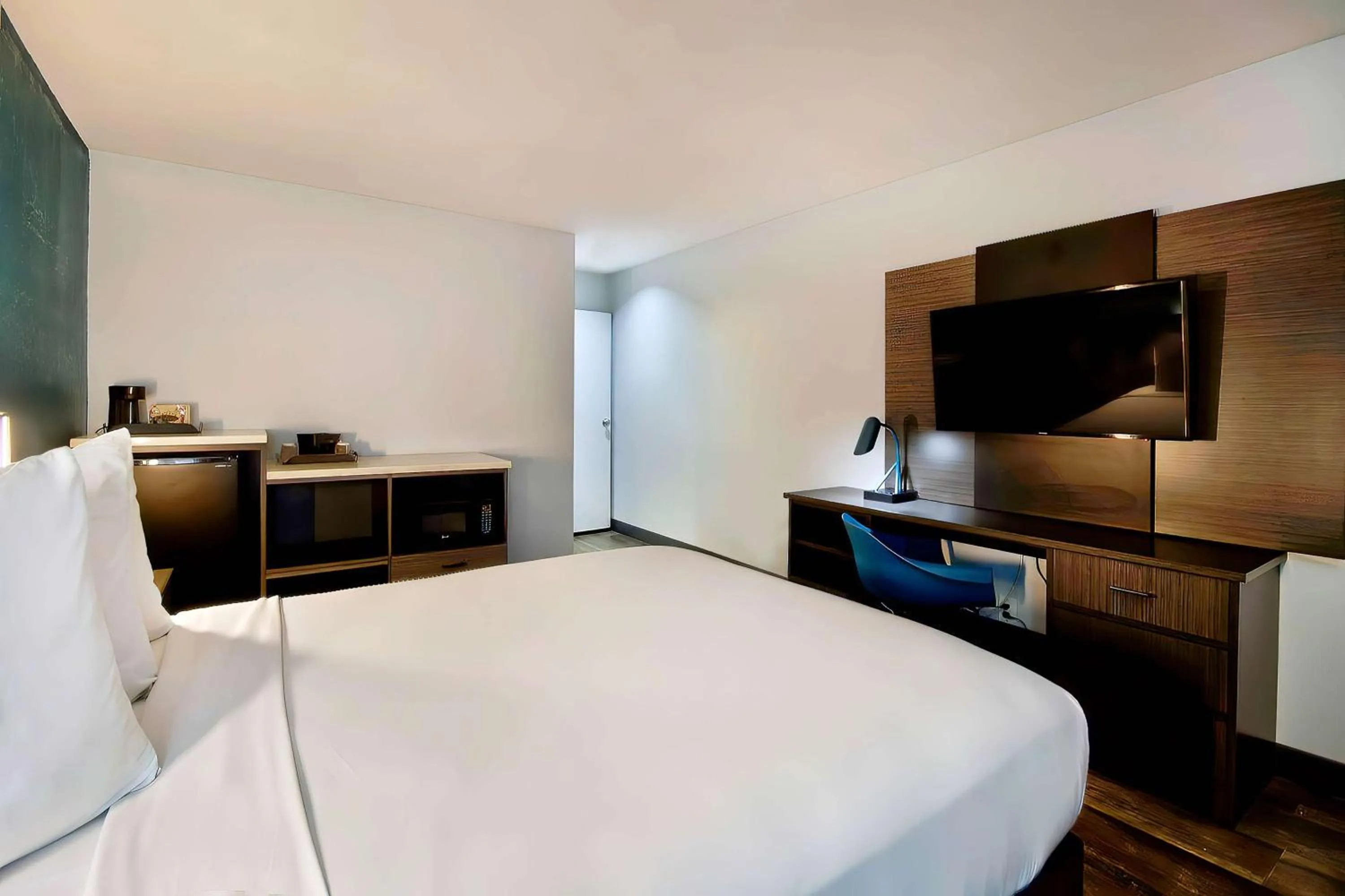 Bedroom, Bed in Studio 6 Suites Lawndale, CA South Bay