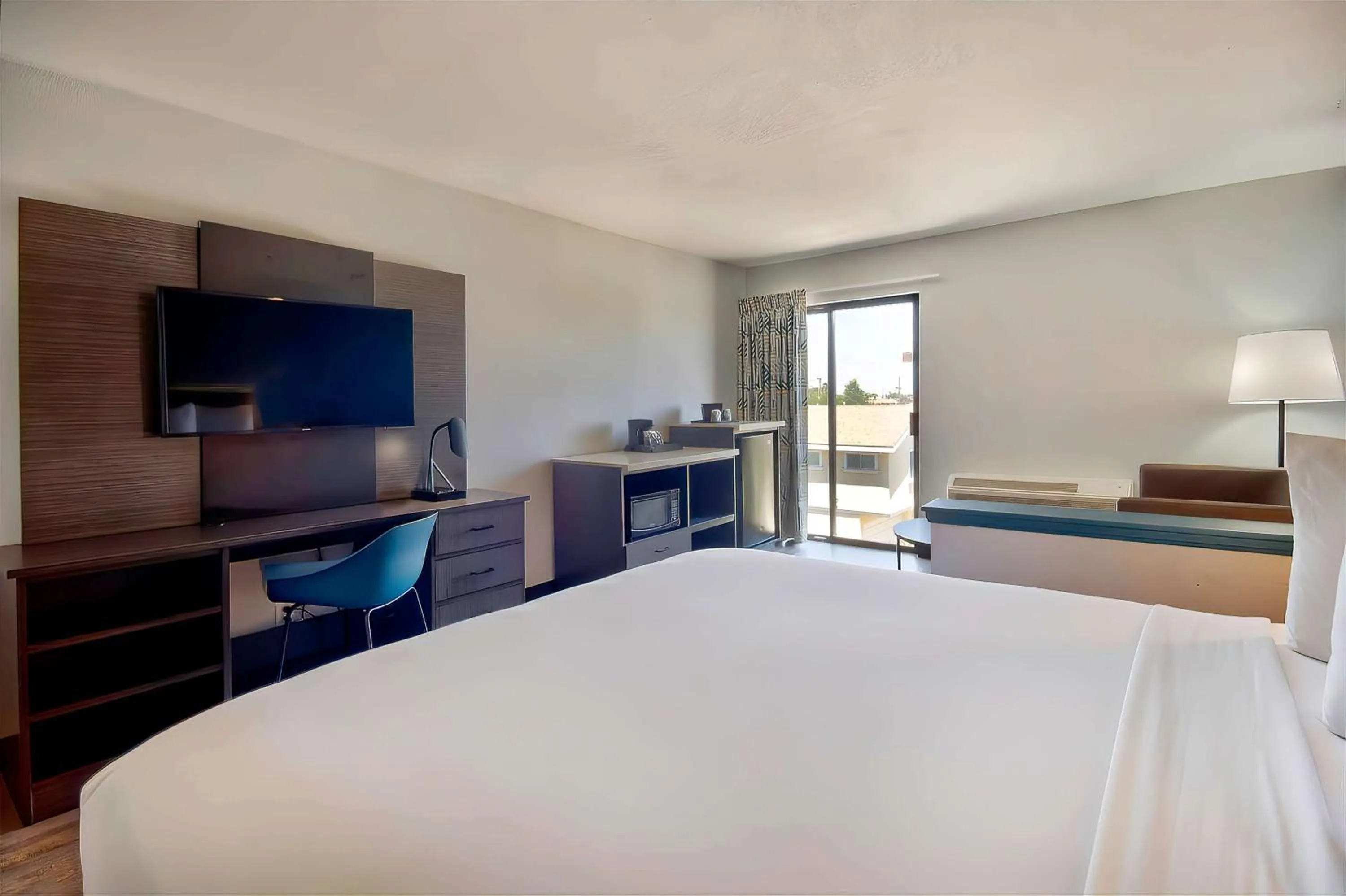 Bedroom, Bed in Studio 6 Suites Lawndale, CA South Bay