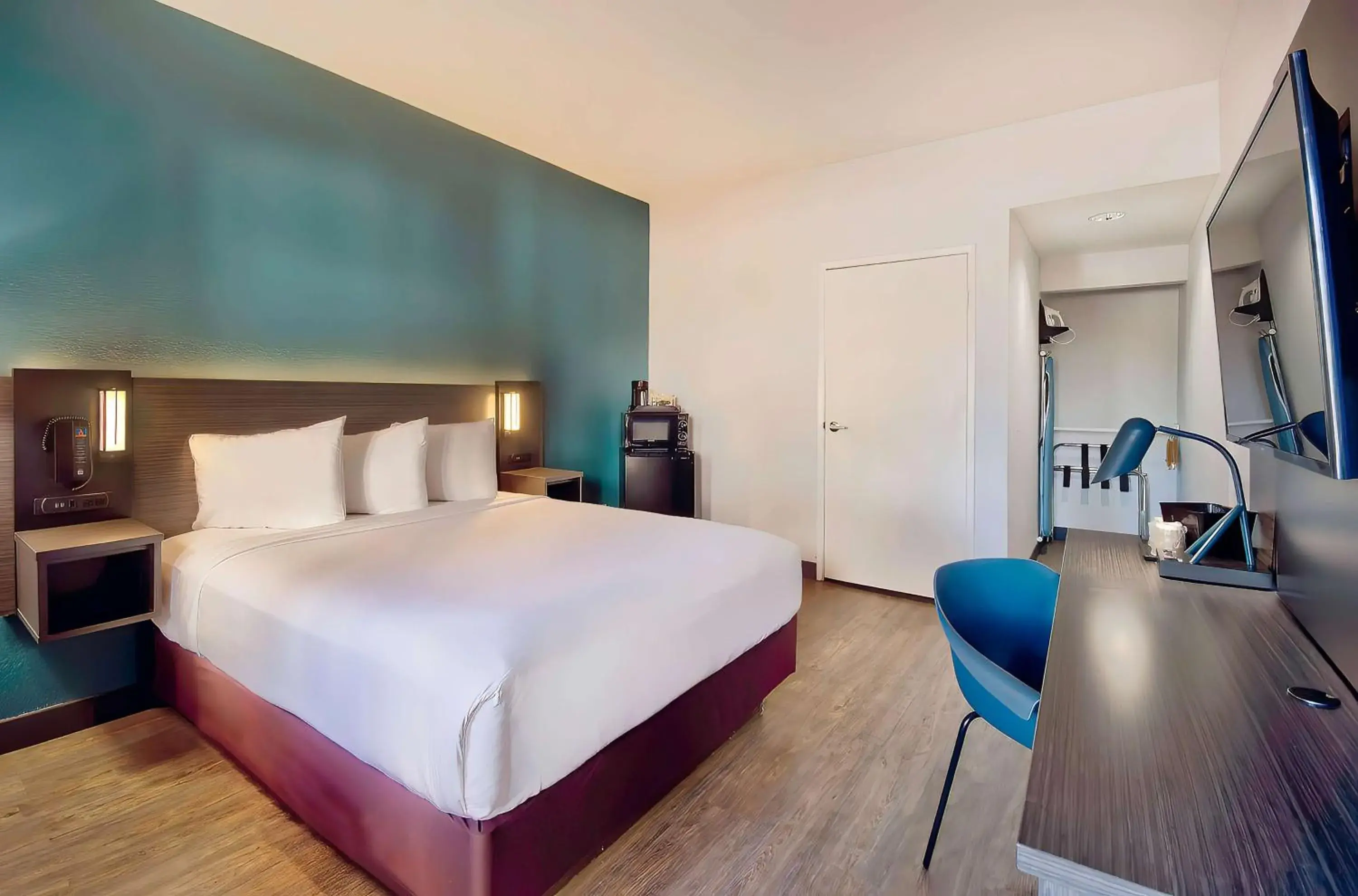 Seating area, Bed in Studio 6 Suites Lawndale, CA South Bay Seating area, Bed in Studio 6 Suites Lawndale, CA South Bay