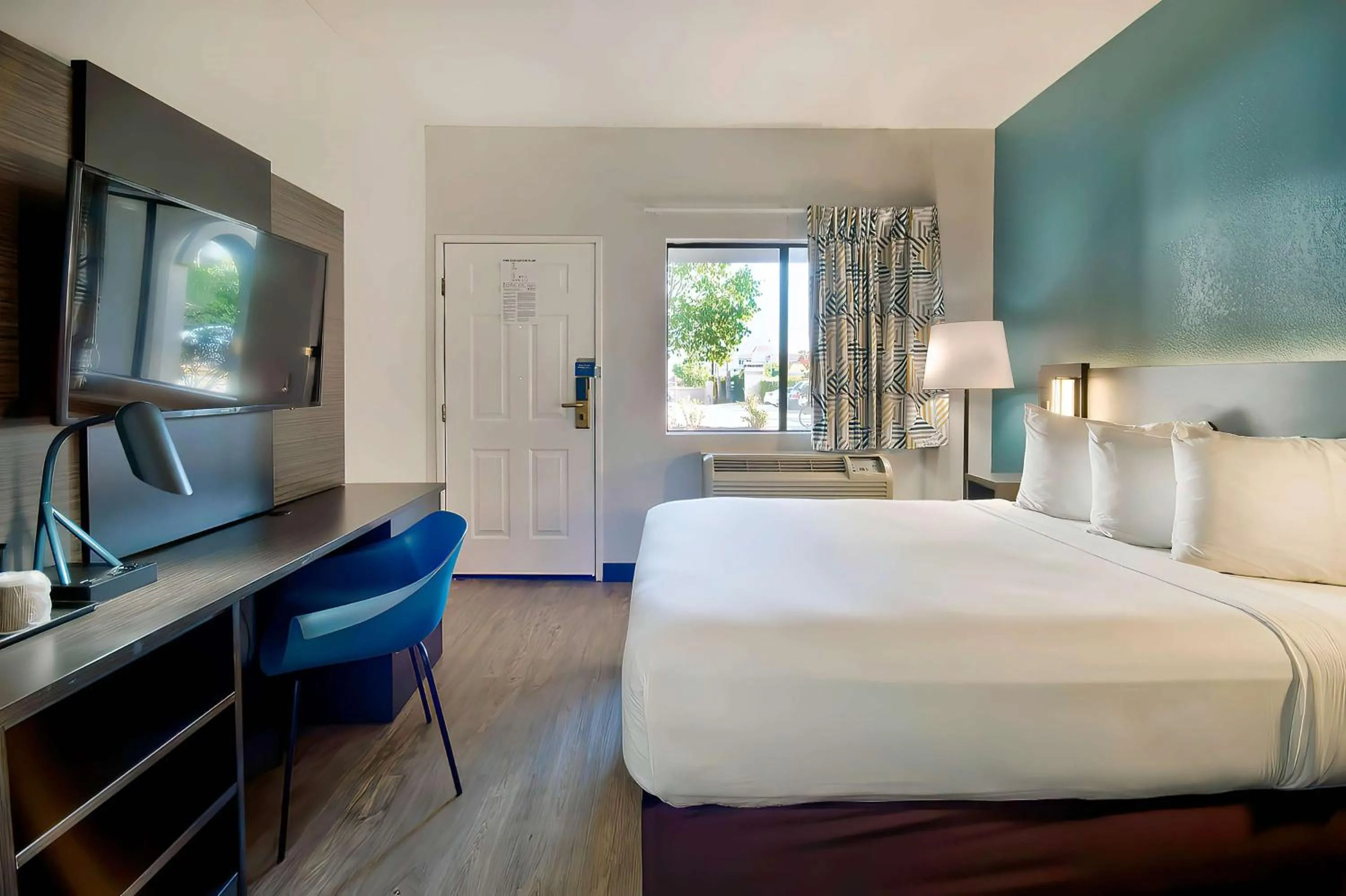 Seating area, Bed in Studio 6 Suites Lawndale, CA South Bay