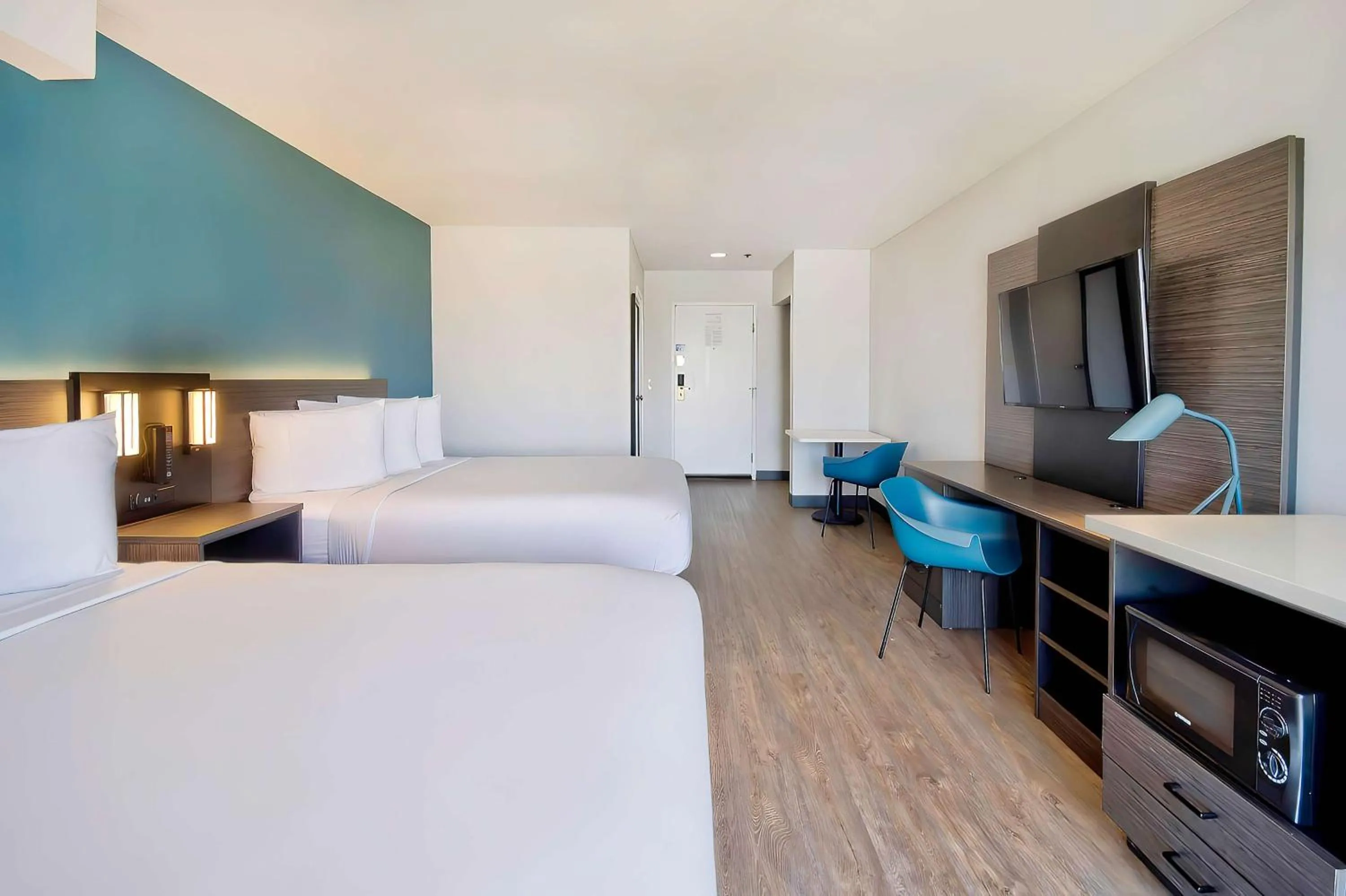 Photo of the whole room, Bed in Studio 6 Suites Lawndale, CA South Bay