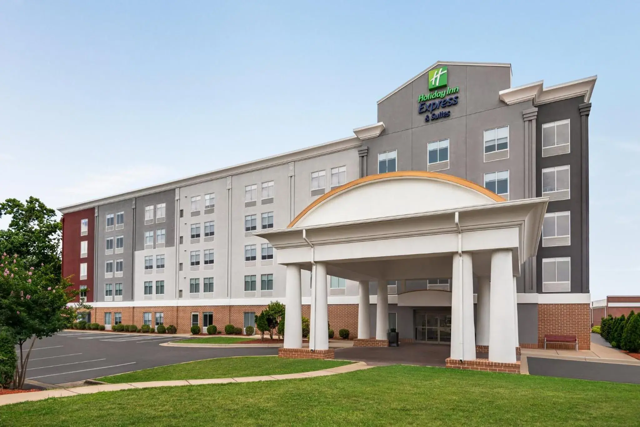 Property building in Holiday Inn Express Hotel & Suites Fredericksburg by IHG Property building in Holiday Inn Express Hotel & Suites Fredericksburg by IHG
