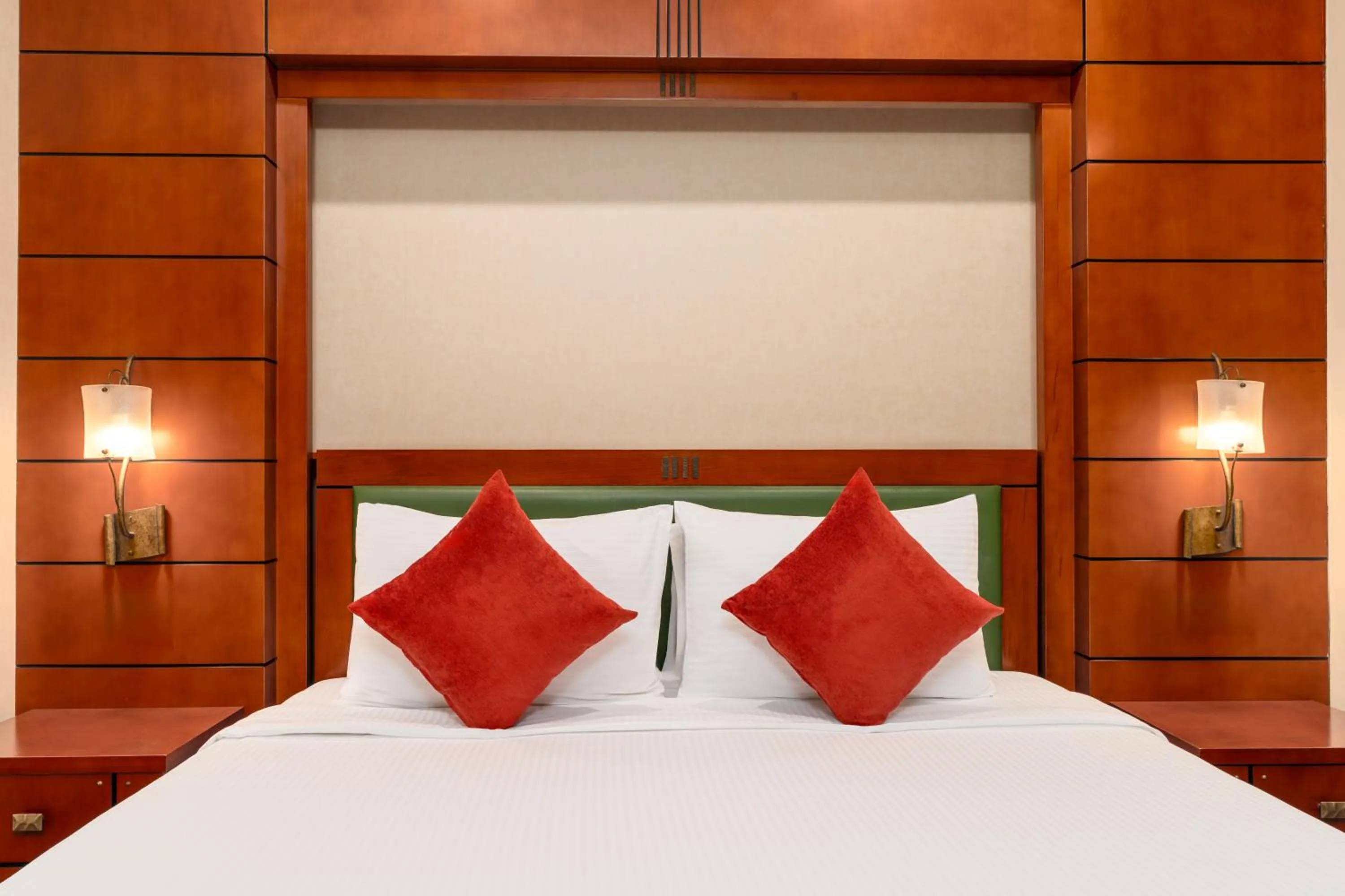 Bedroom, Bed in Mövenpick Hotel Jeddah