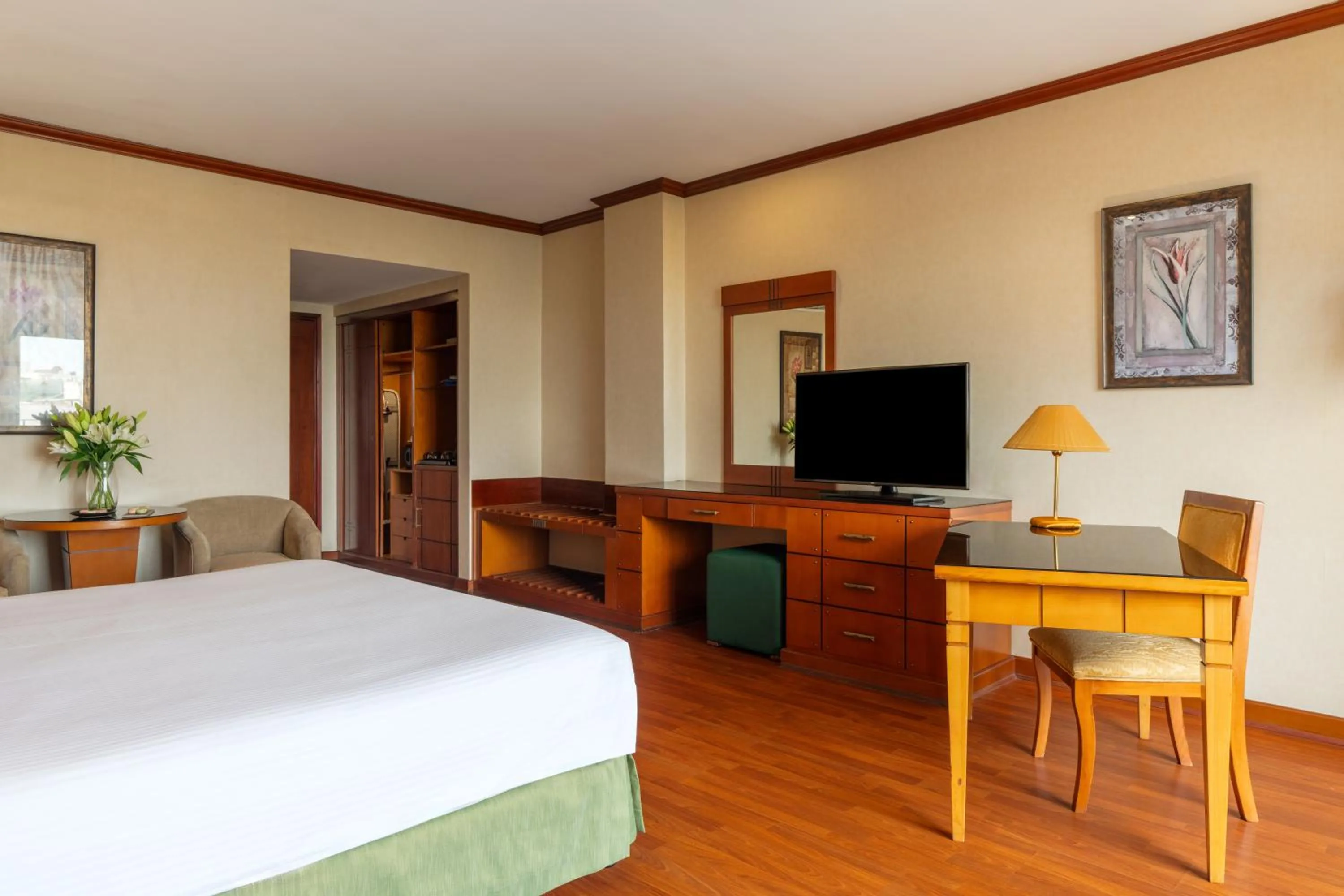 Bed in Mövenpick Hotel Jeddah