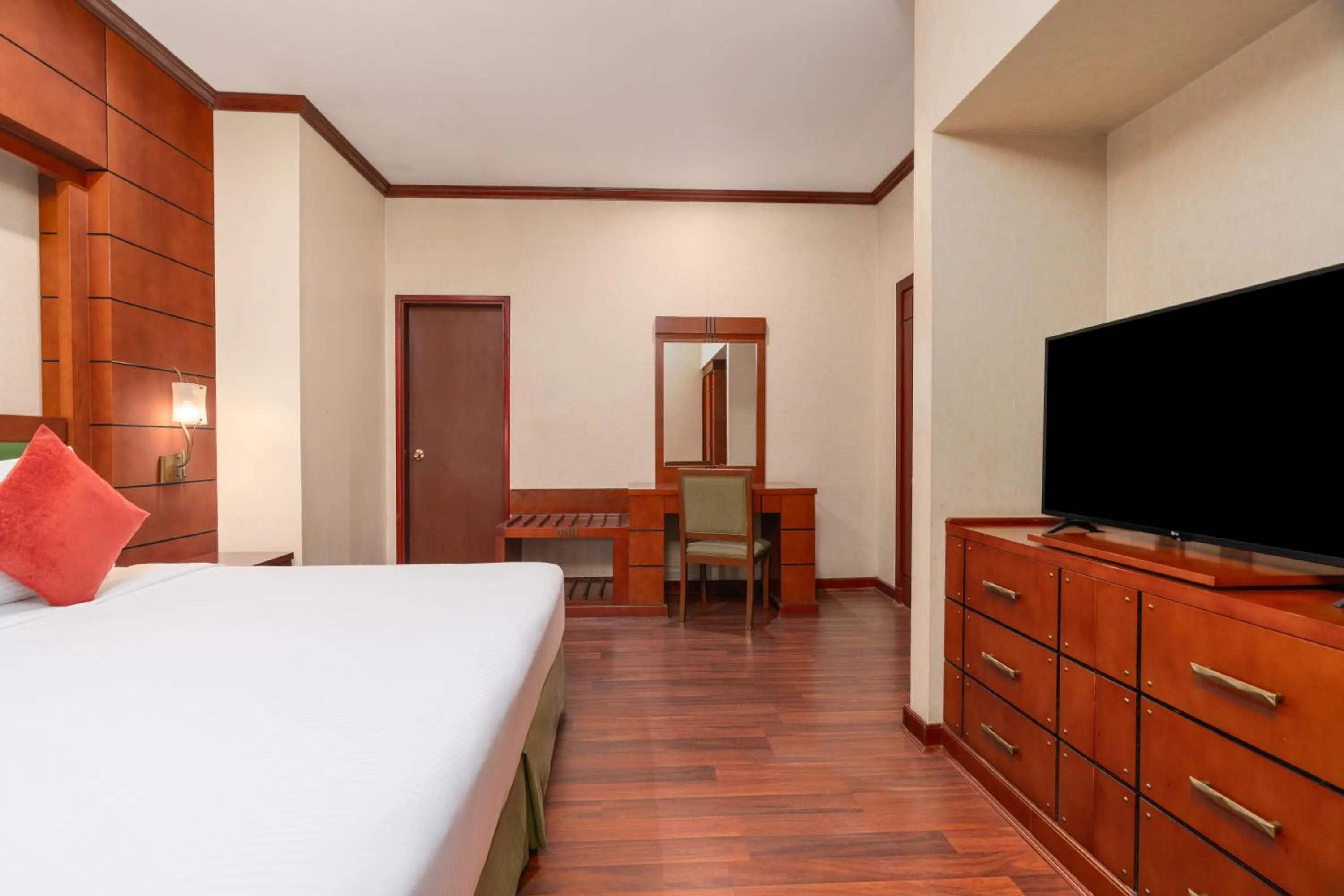 Bed in Mövenpick Hotel Jeddah