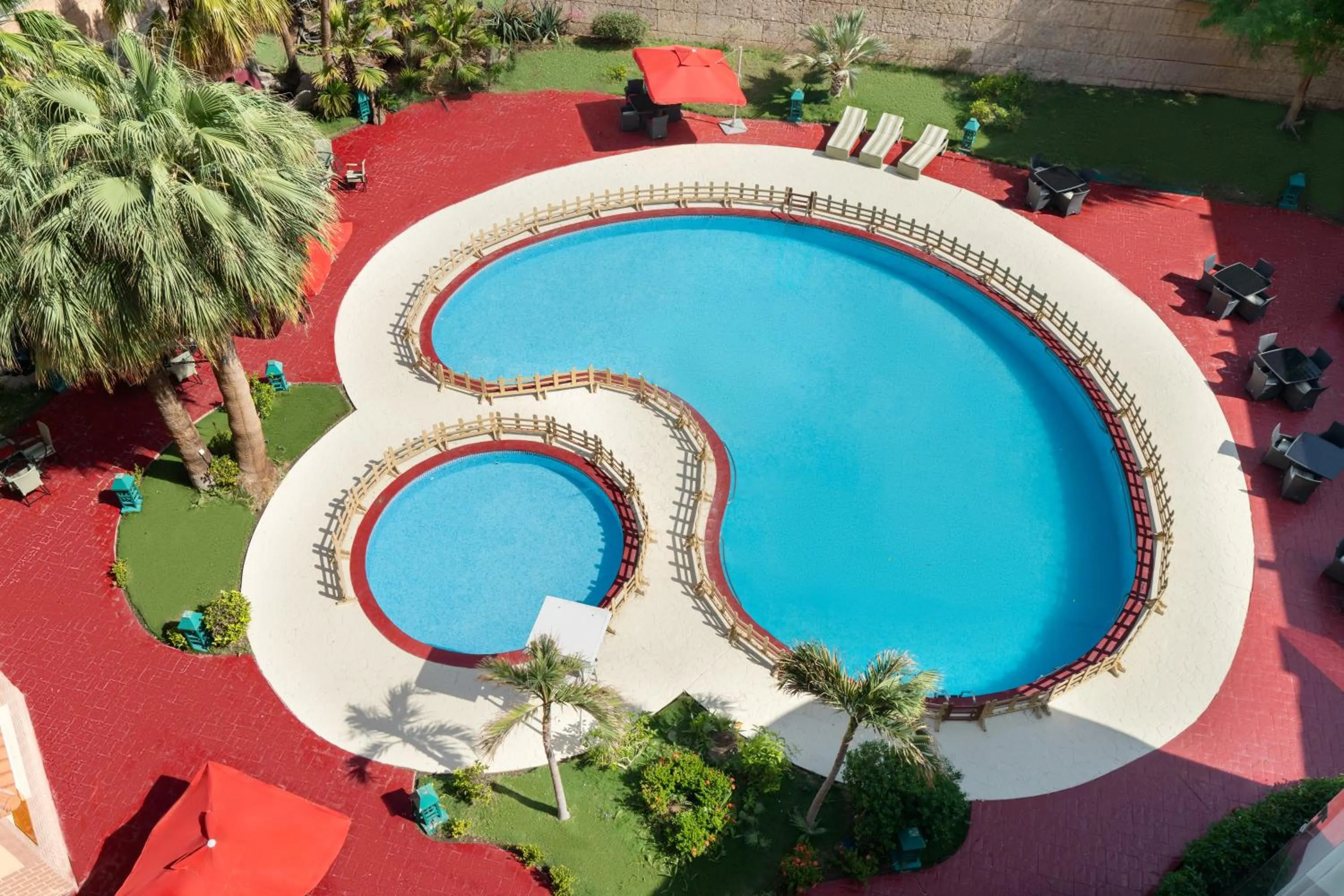 Swimming pool in Mövenpick Hotel Jeddah