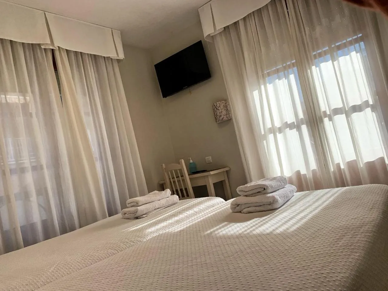 TV and multimedia, Bed in Hostal Restaurante Méndez