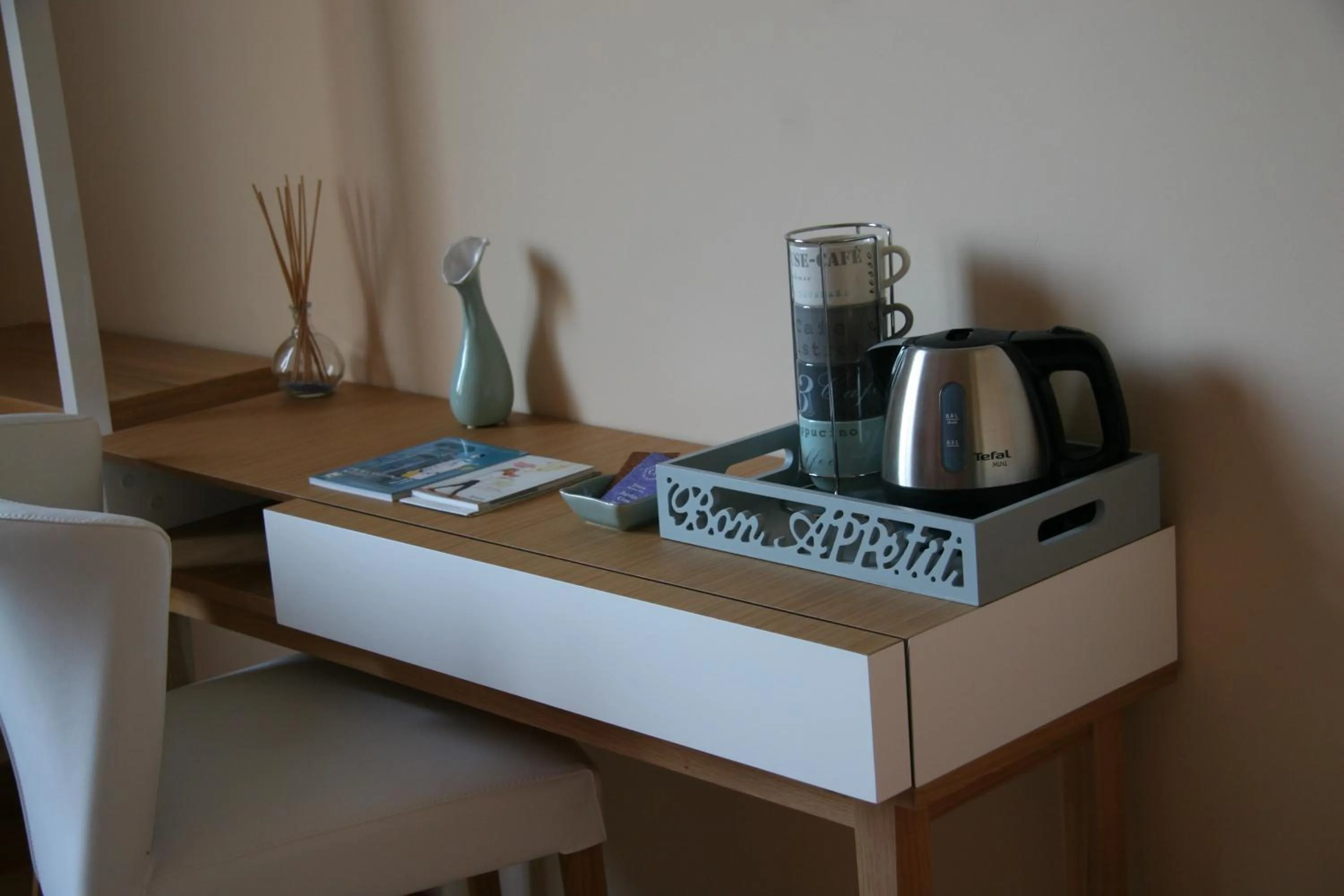 Coffee/tea facilities in Les Suites Champenoises