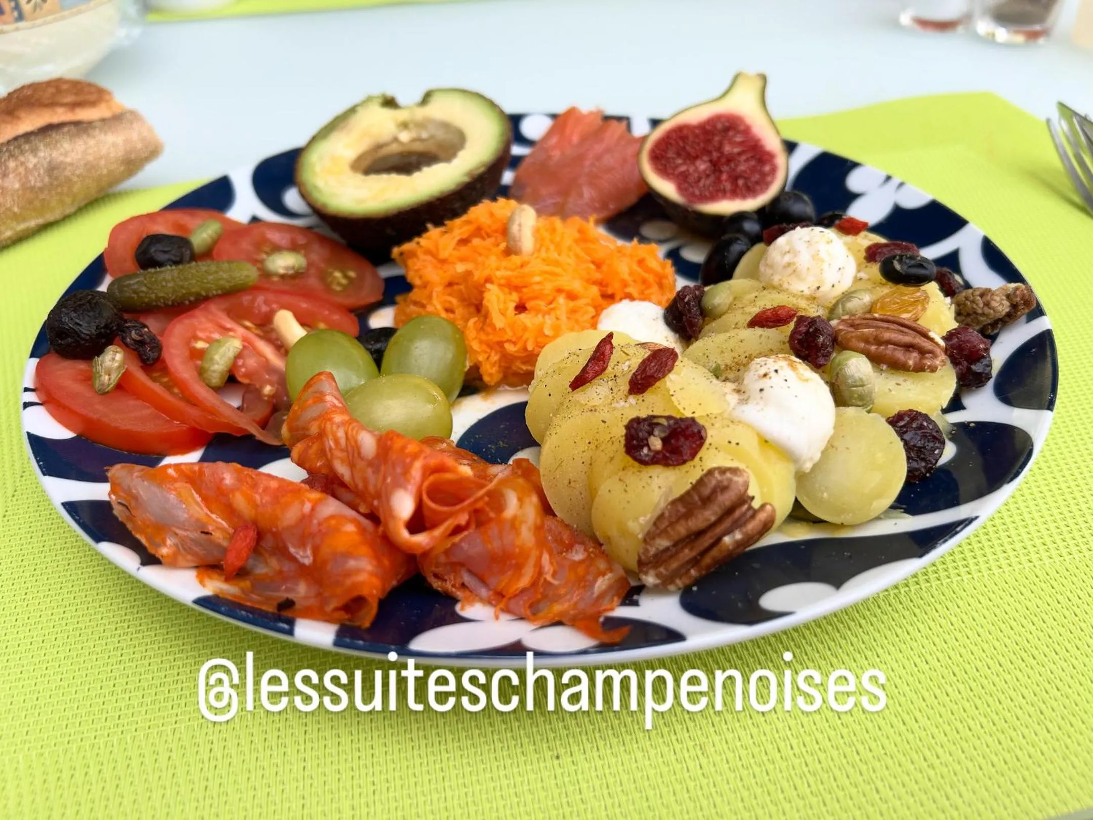 Restaurant/places to eat in Les Suites Champenoises