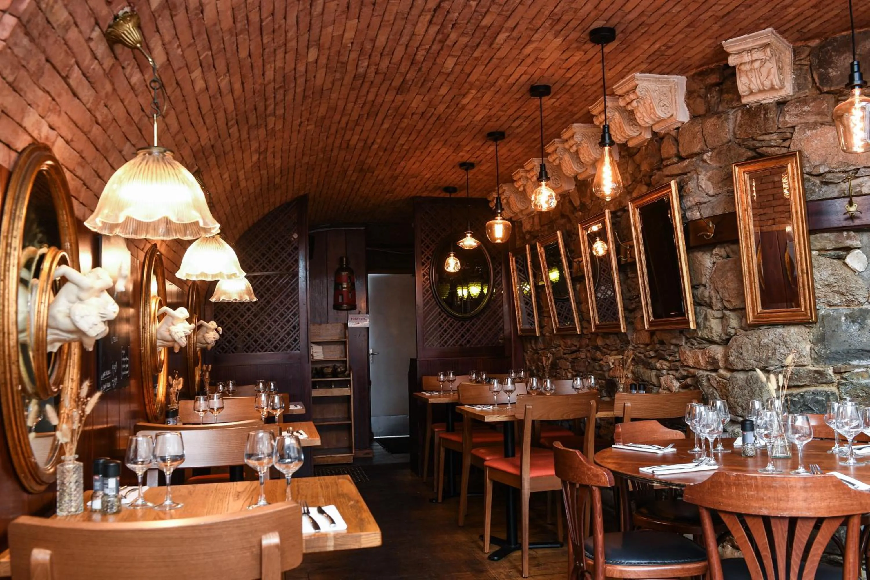 Restaurant/places to eat in Hotel K'Loys