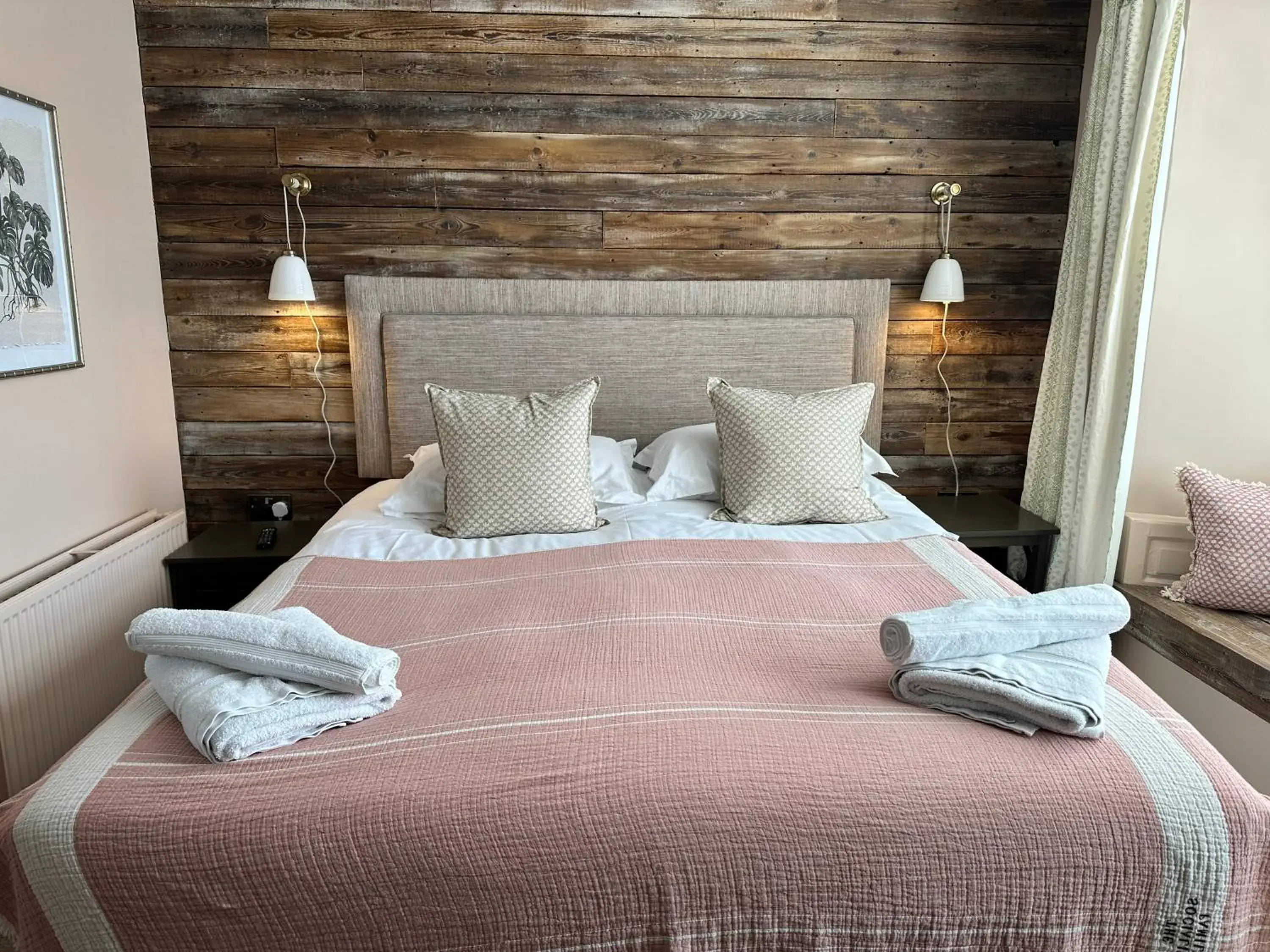 Standard King Room with Rolltop Bath in The Stag at Stow Standard King Room with Rolltop Bath in The Stag at Stow